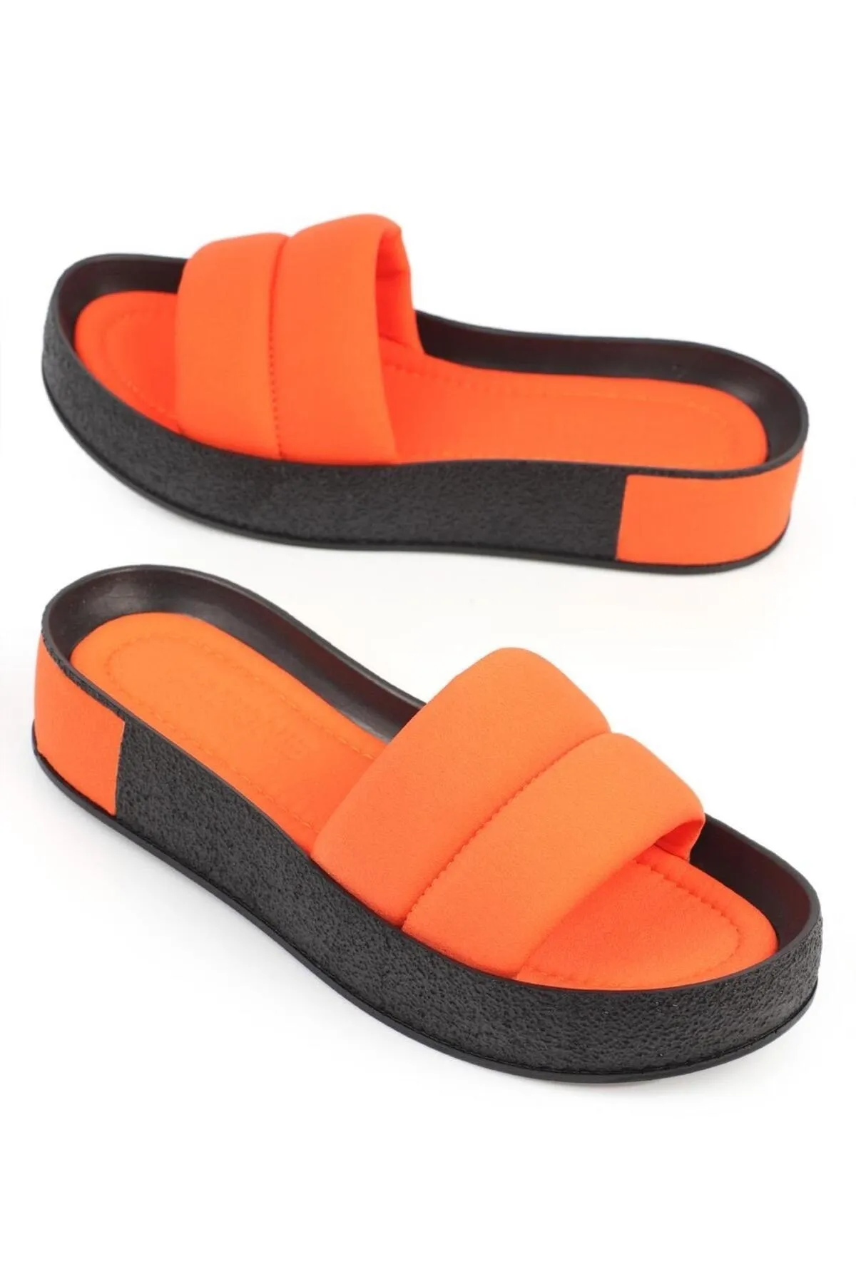 Capone Outfitters  Capone gesteppte, gebänderte, farbenfrohe, detaillierte Damenhausschuhe mit Keilabsatz, mattes Satin-Orange