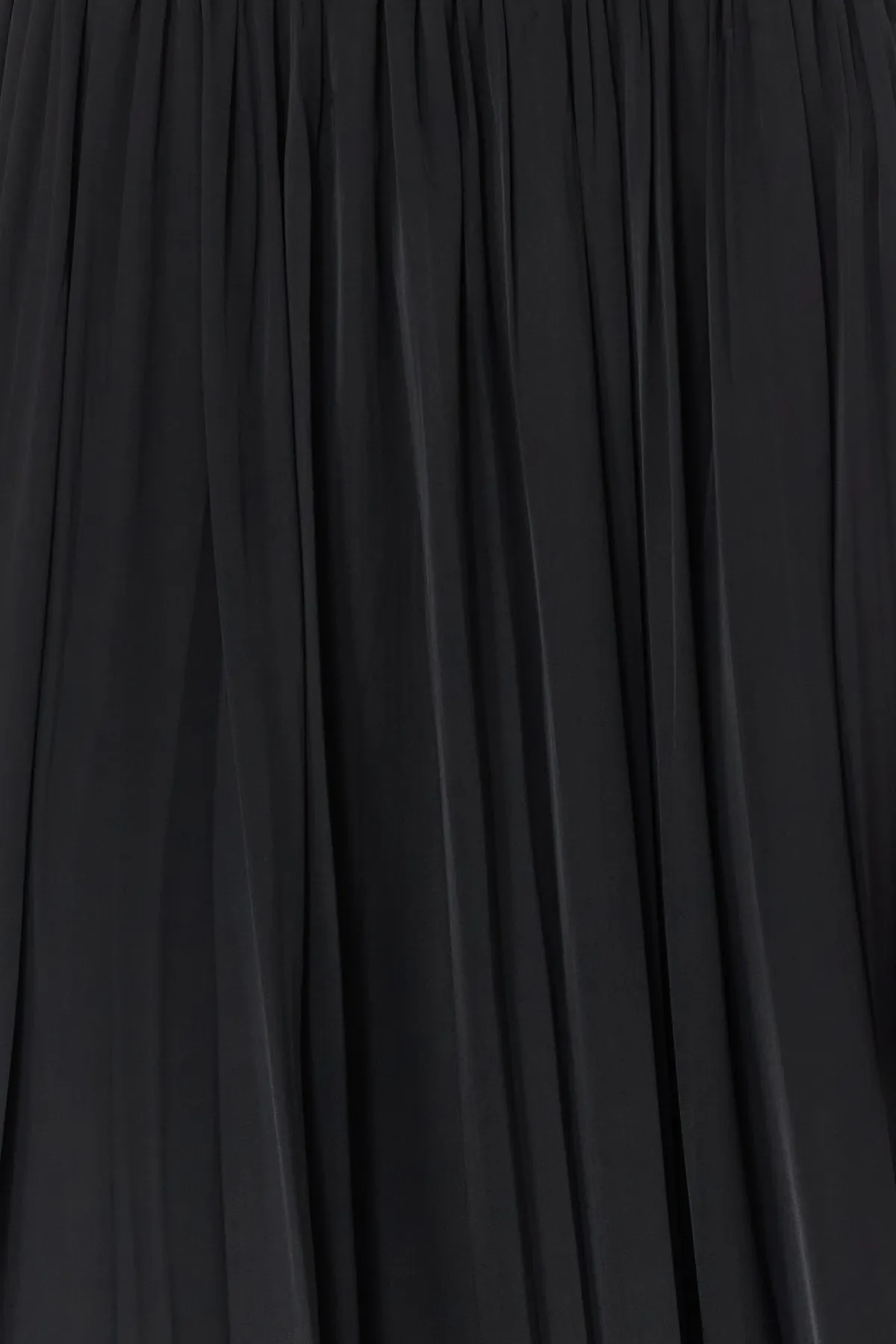 Trendyol Collection  Schwarzer plissierter Maxi-Webrock in Satin-Optik mit Knittereffekt TWOSS24ET00187