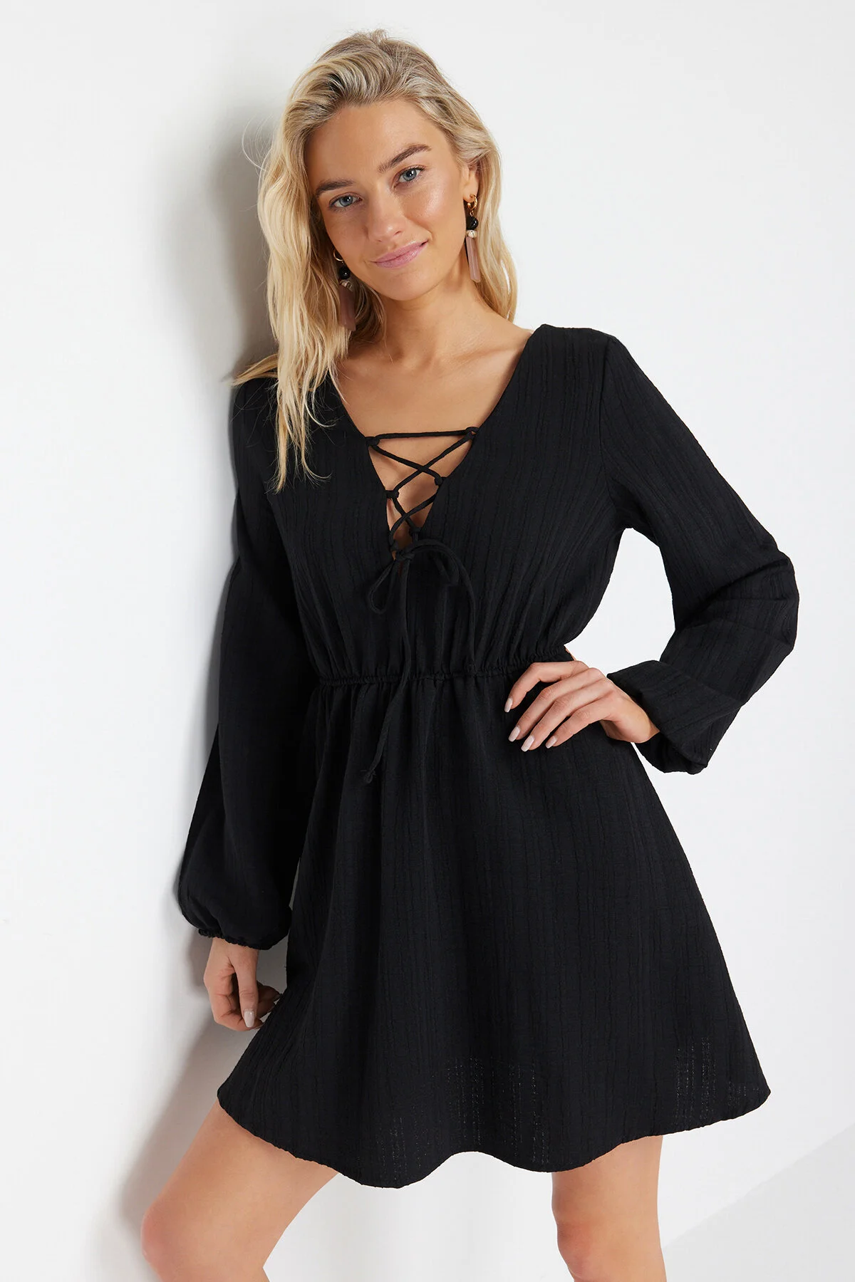 Trendyol Collection  Schwarzes, gewebtes Mini-Strandkleid aus Leinenmischung zum Binden TBESS23EL00103