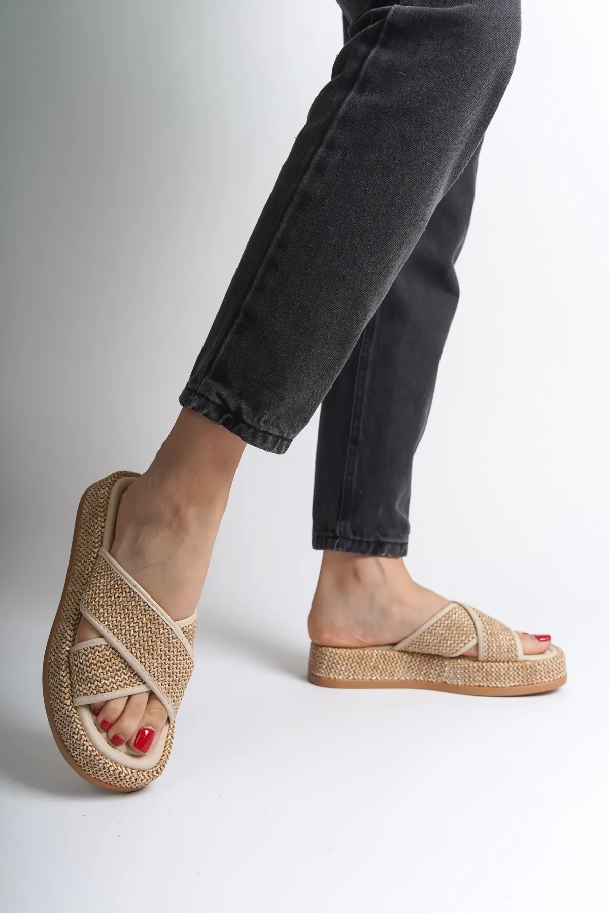 Capone Outfitters  Flache Damen-Sandalen aus Stroh mit Kreuzriemen und Absatz