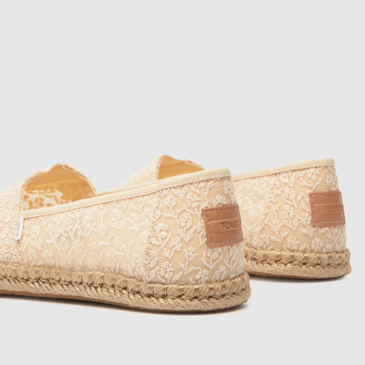 TOMS – Alpargata – Naturfärgade platta skor med blommig spets
