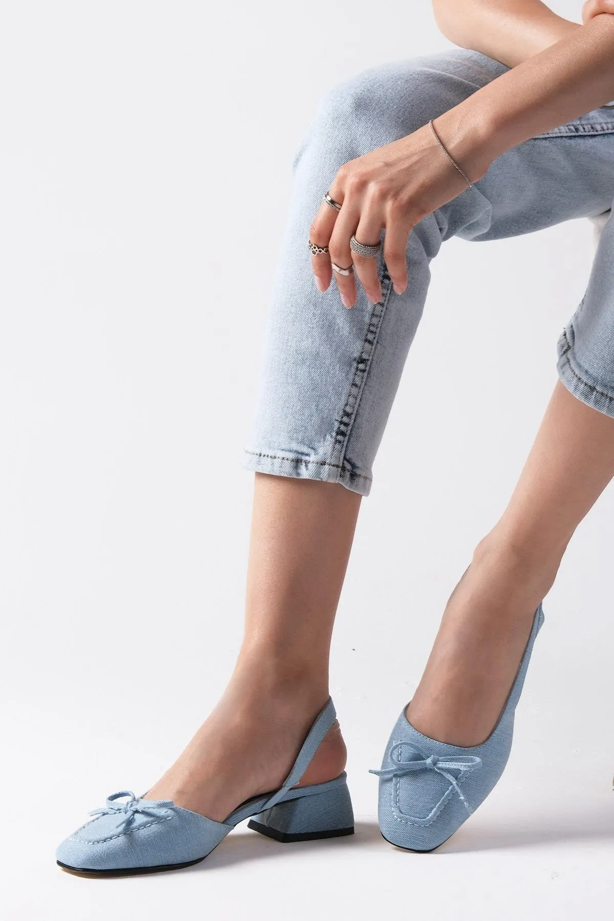 Mio Gusto  Bria Jeansschuhe aus Denimstoff mit offener Rückseite für Damen mit kurzem Absatz in Blau