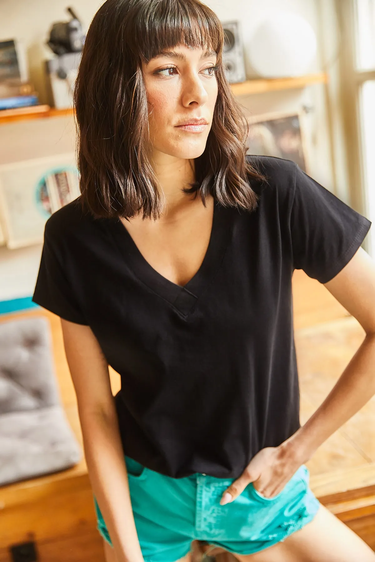 Olalook  Schwarzes Damen-T-Shirt aus Baumwolle mit V-Ausschnitt TSH-19000396