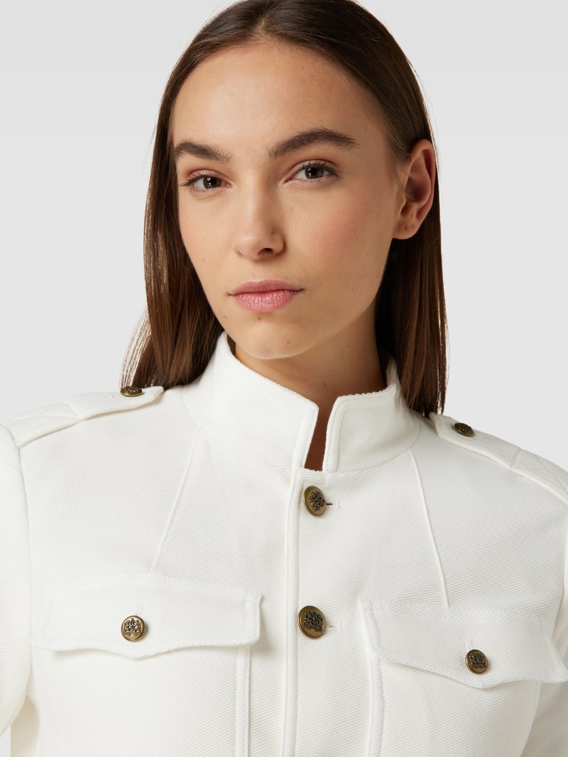 Blazer mit Pattentaschen und Knopfleiste in offwhite