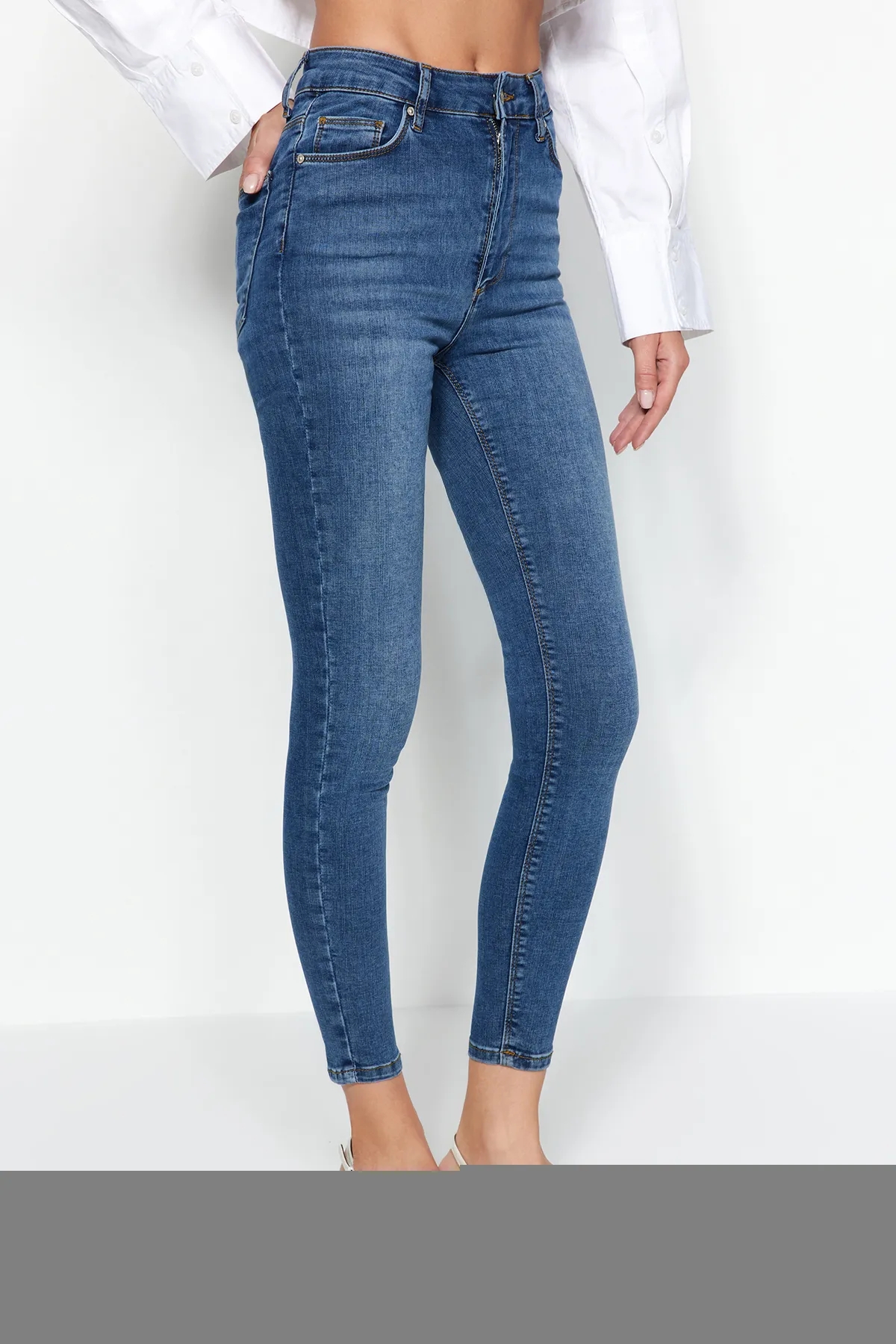 Trendyol Collection  Blaue Skinny Jeans mit hoher Taille TWOAW24JE00066