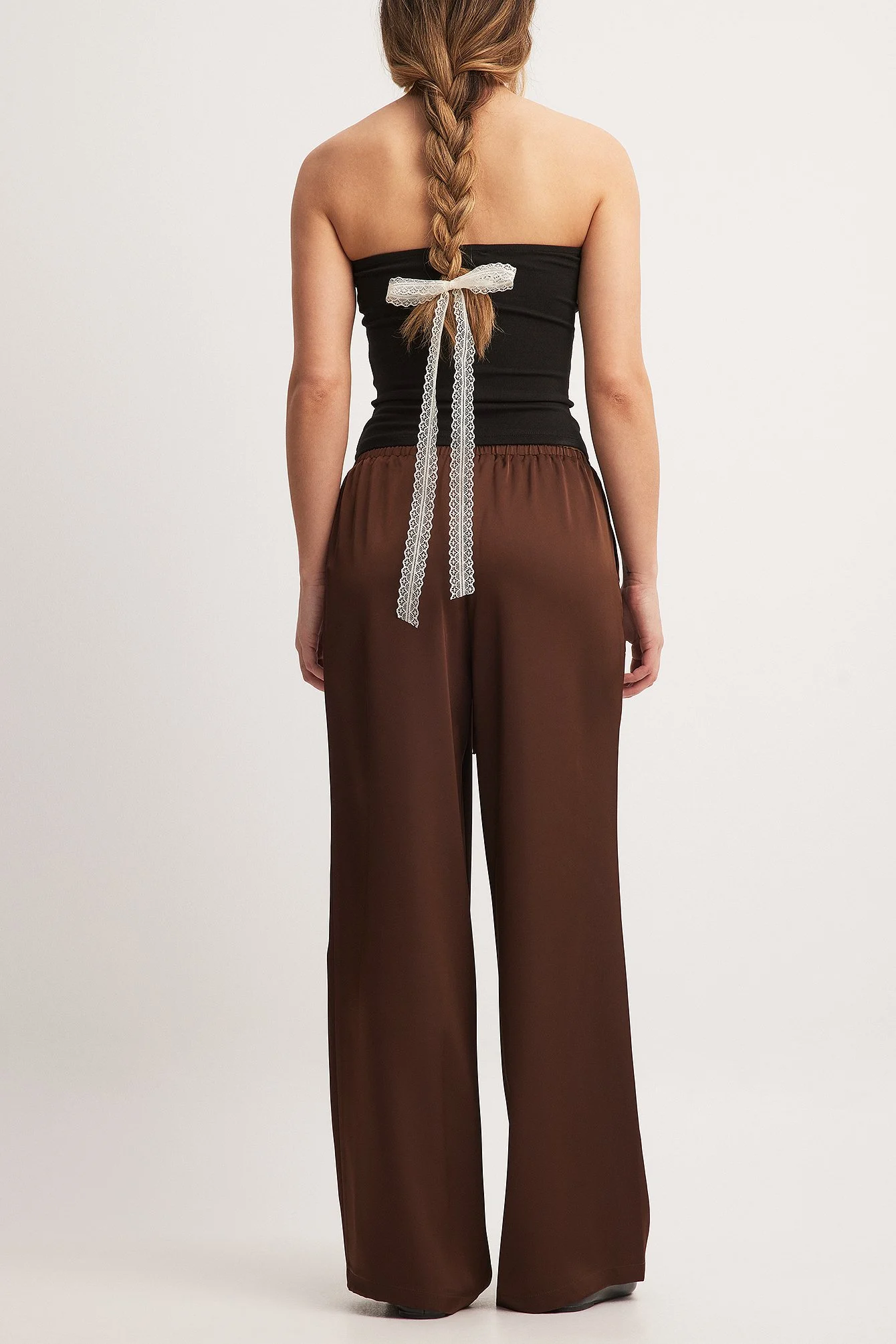 Satin-Hose mit elastischer Taille und mittelhohem Bund