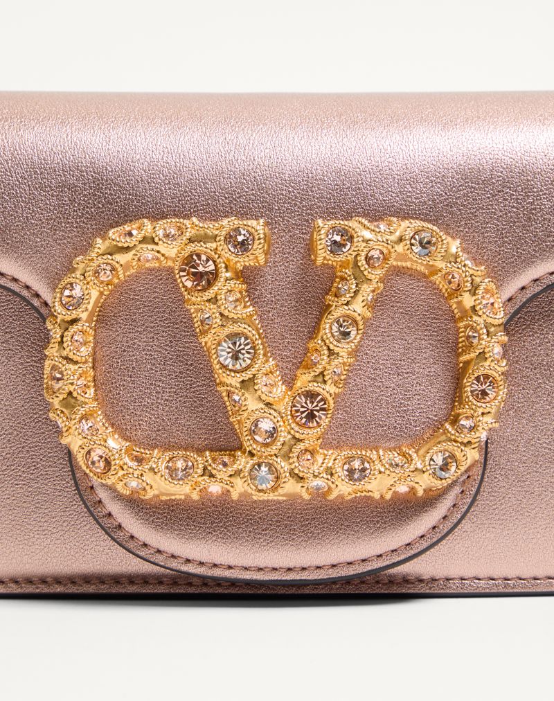 Bolsa de ombro pequena Valentino Garavani Locò em couro de bezerro laminado com logotipo de joia.