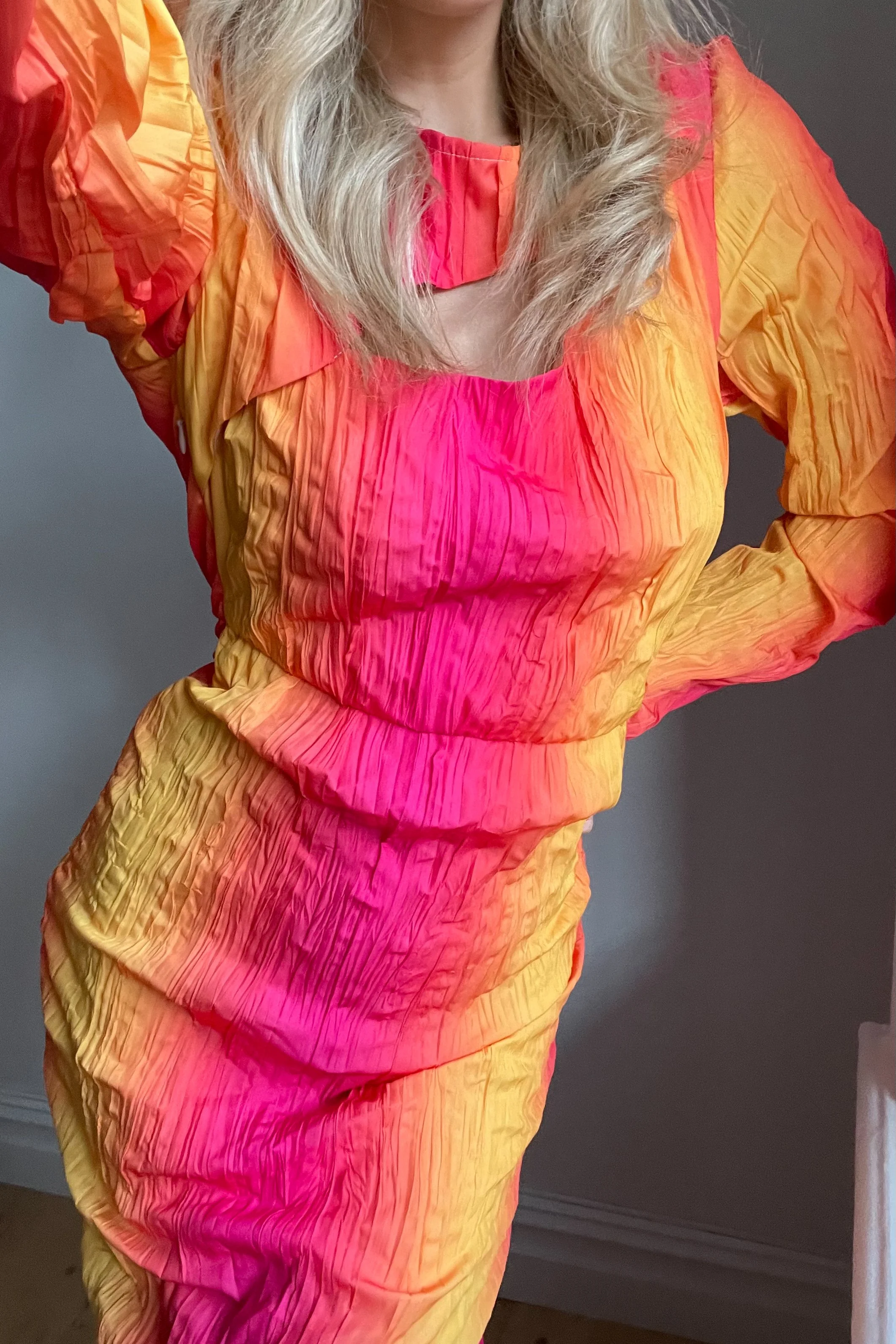 Strukturiertes Maxikleid mit Cut-out