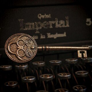 Resident Evil VIII Replik - Insignia key (Limited Edition)