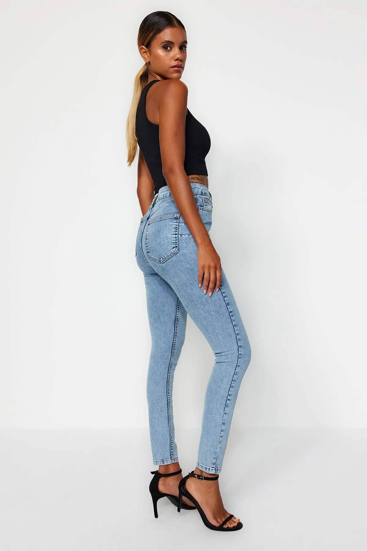 Trendyol Collection  Hellblauer Push-Up-Skinny mit hoher Taille TWOSS23JE00078