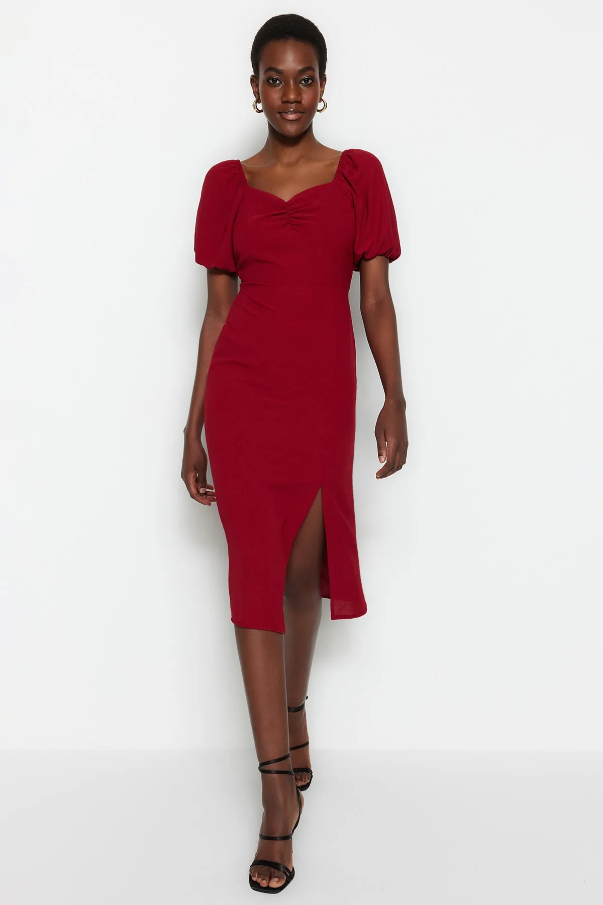 Trendyol Collection  Burgunderfarbenes, figurbetontes Midi-Webkleid mit Schlitz und Rückendetail TWOSS23EL01164