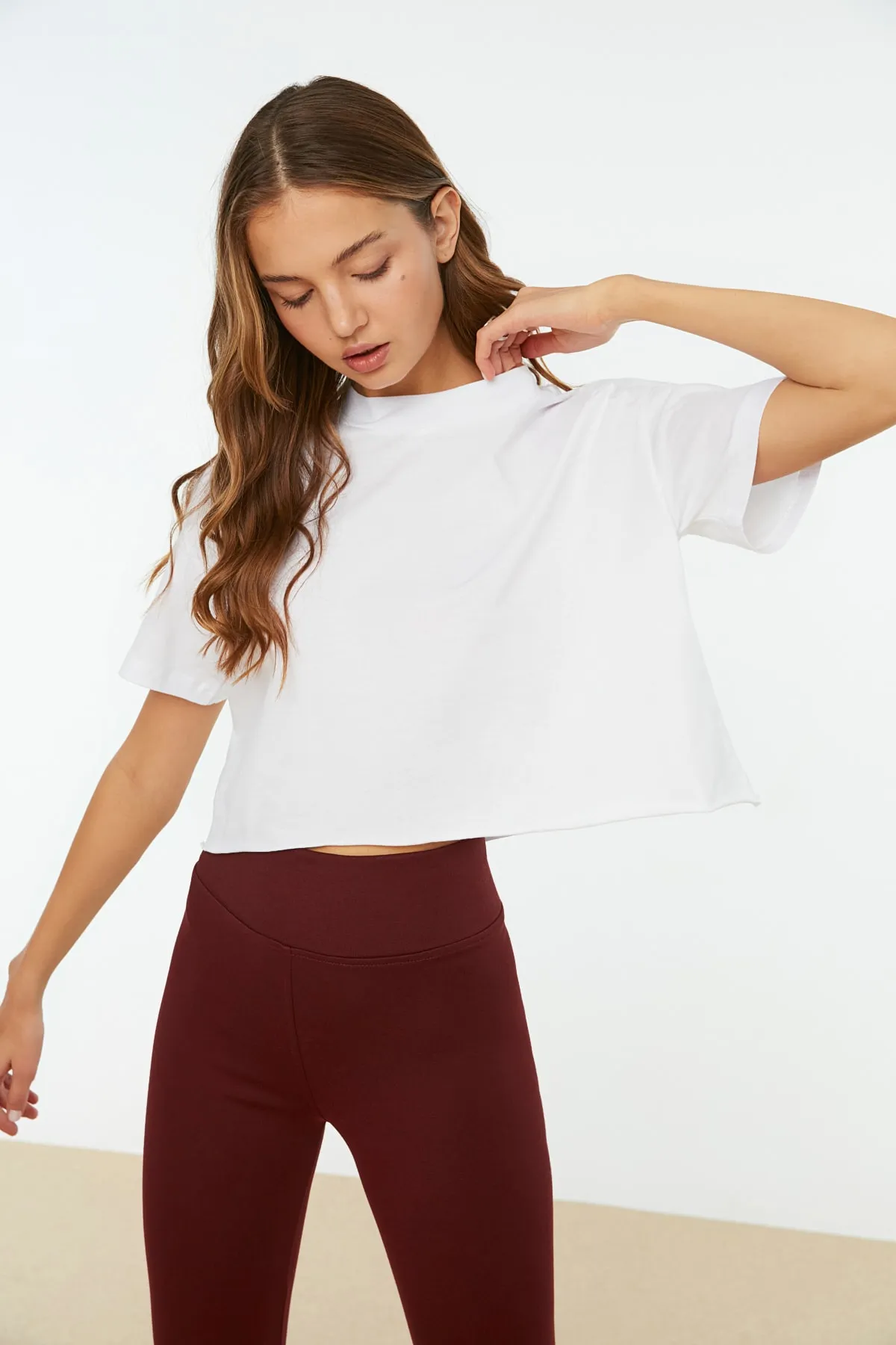 Trendyol Collection  Weißes, kurz geschnittenes Strick-T-Shirt aus 100 % Baumwolle mit Stehkragen TWOSS20TS0287