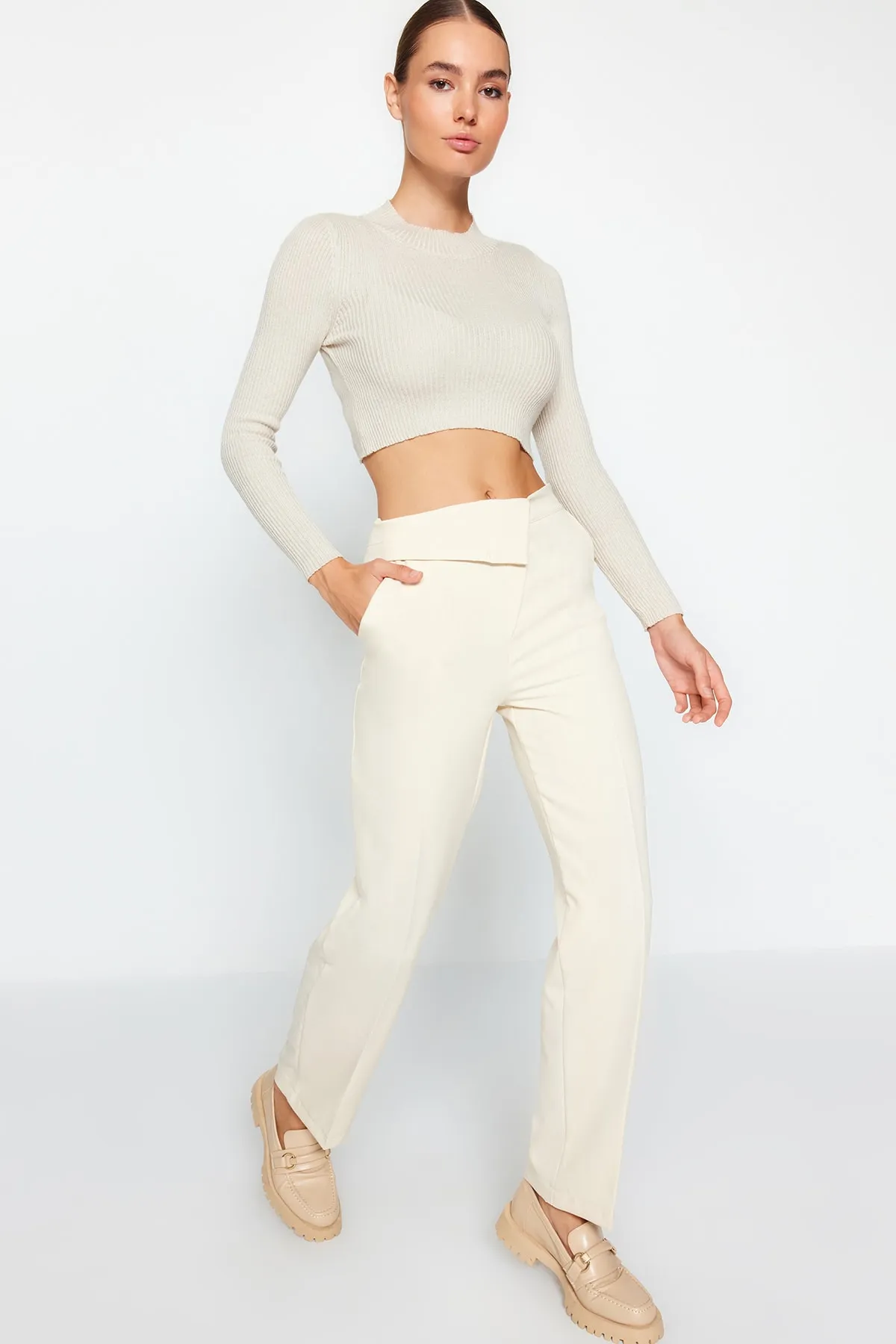 Trendyol Collection  Gerade geschnittene, gewebte Hose mit Steingürtel und detailliertem Detail TWOAW24PL00055