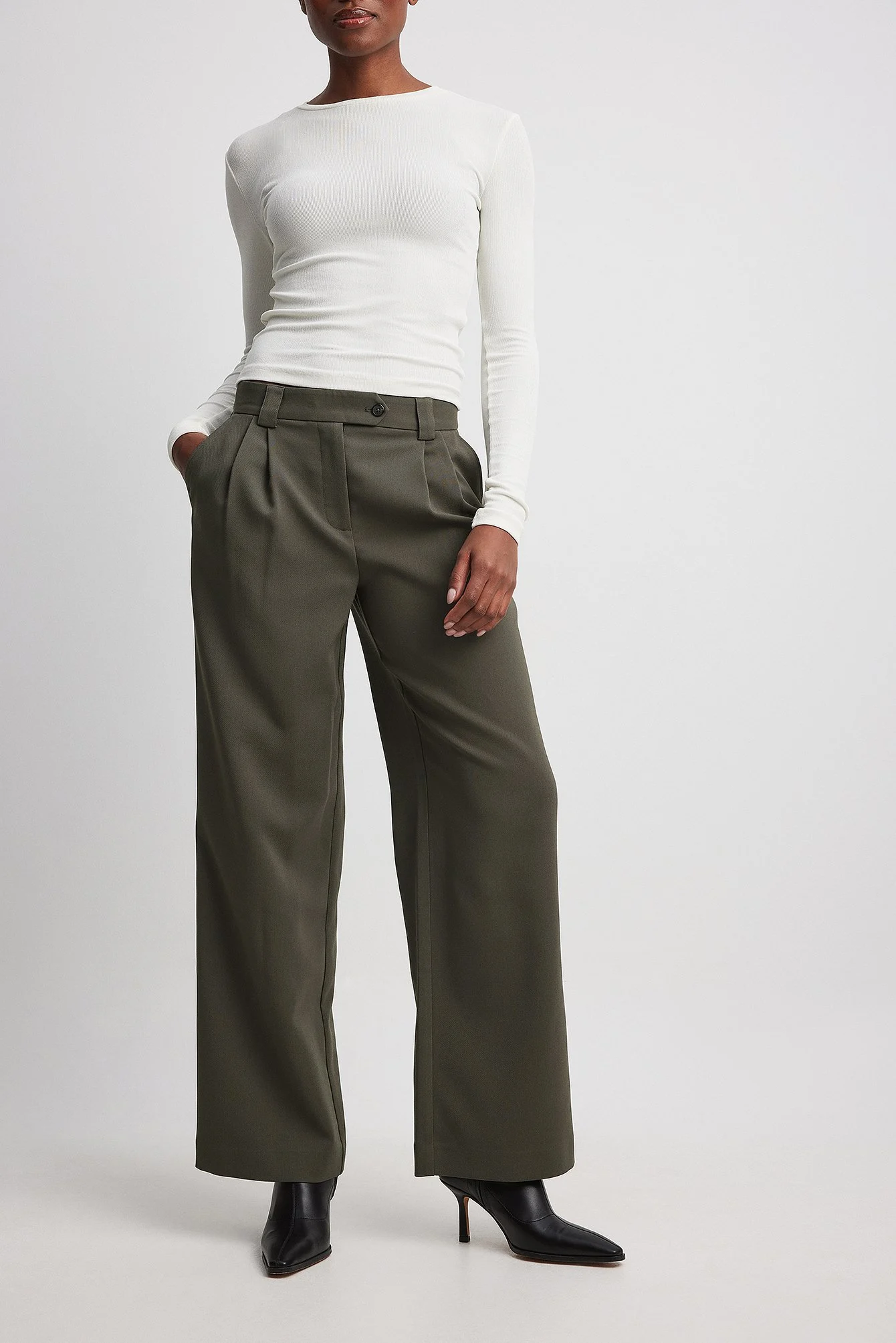 Anzughose mit mittelhoher Taille und Taschendetail