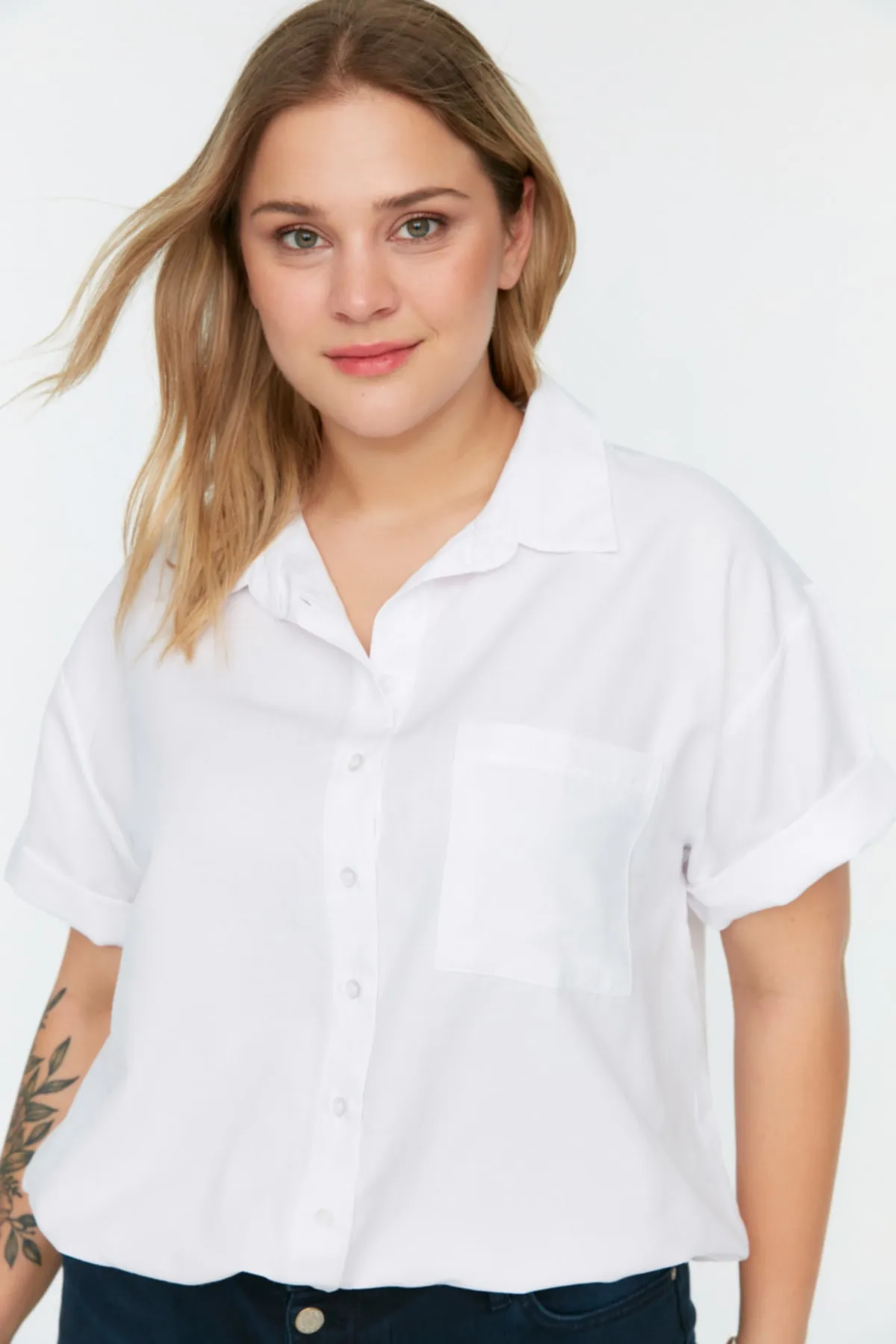 Trendyol Curve  Weißes Hemd mit Taschendetail