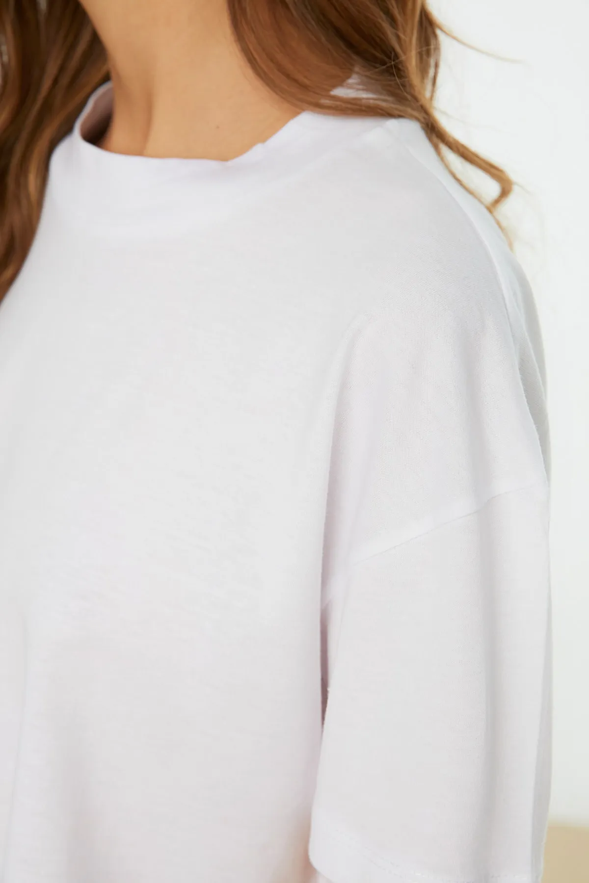 Trendyol Collection  Weißes, kurz geschnittenes Strick-T-Shirt aus 100 % Baumwolle mit Stehkragen TWOSS20TS0287