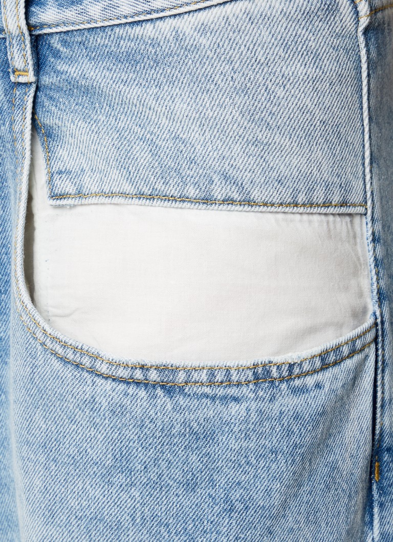 Blugi drepți cu talie înaltă de la Maison Margiela, într-o culoare deschisă.