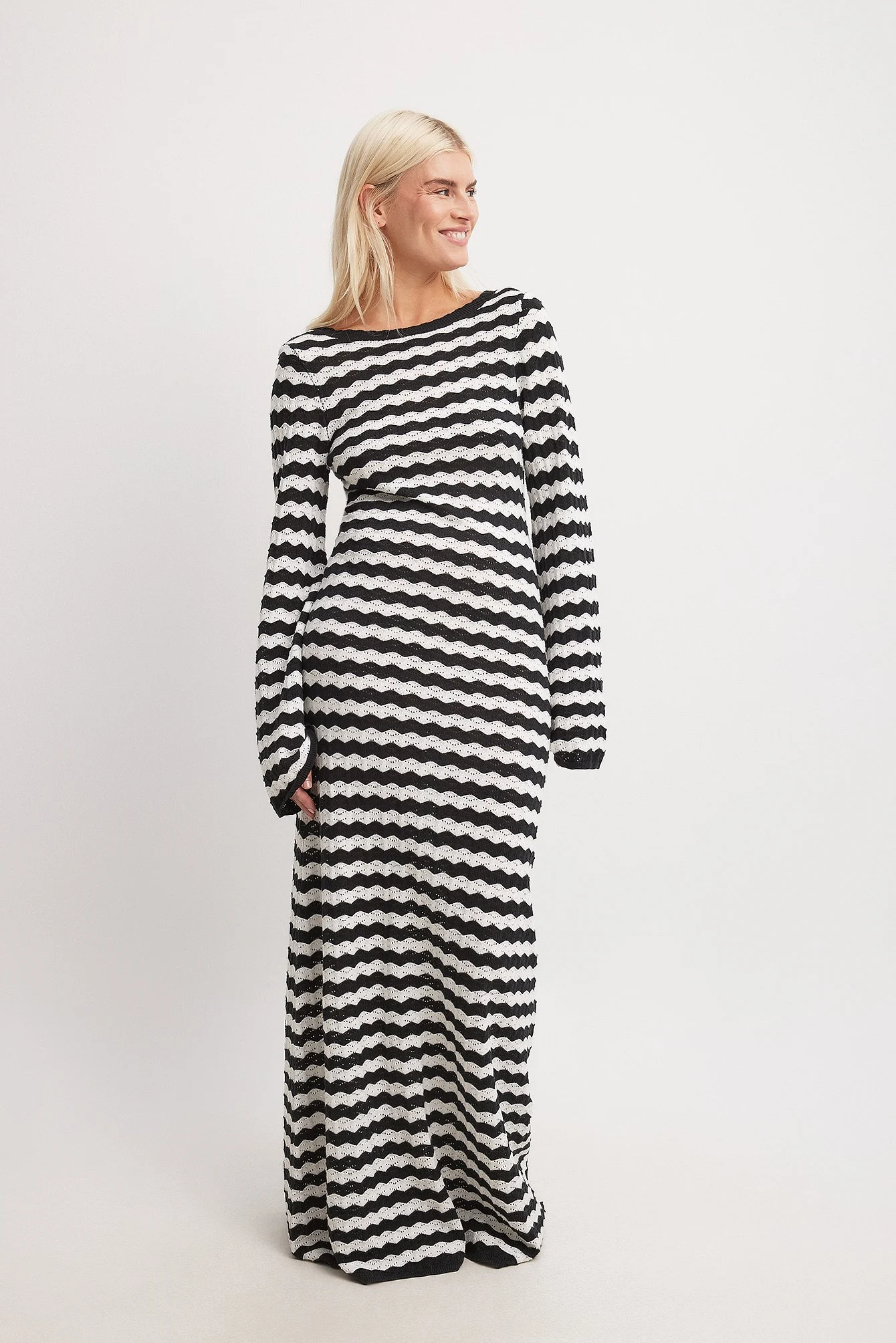 Gestricktes Maxikleid mit tiefem Rückenausschnitt