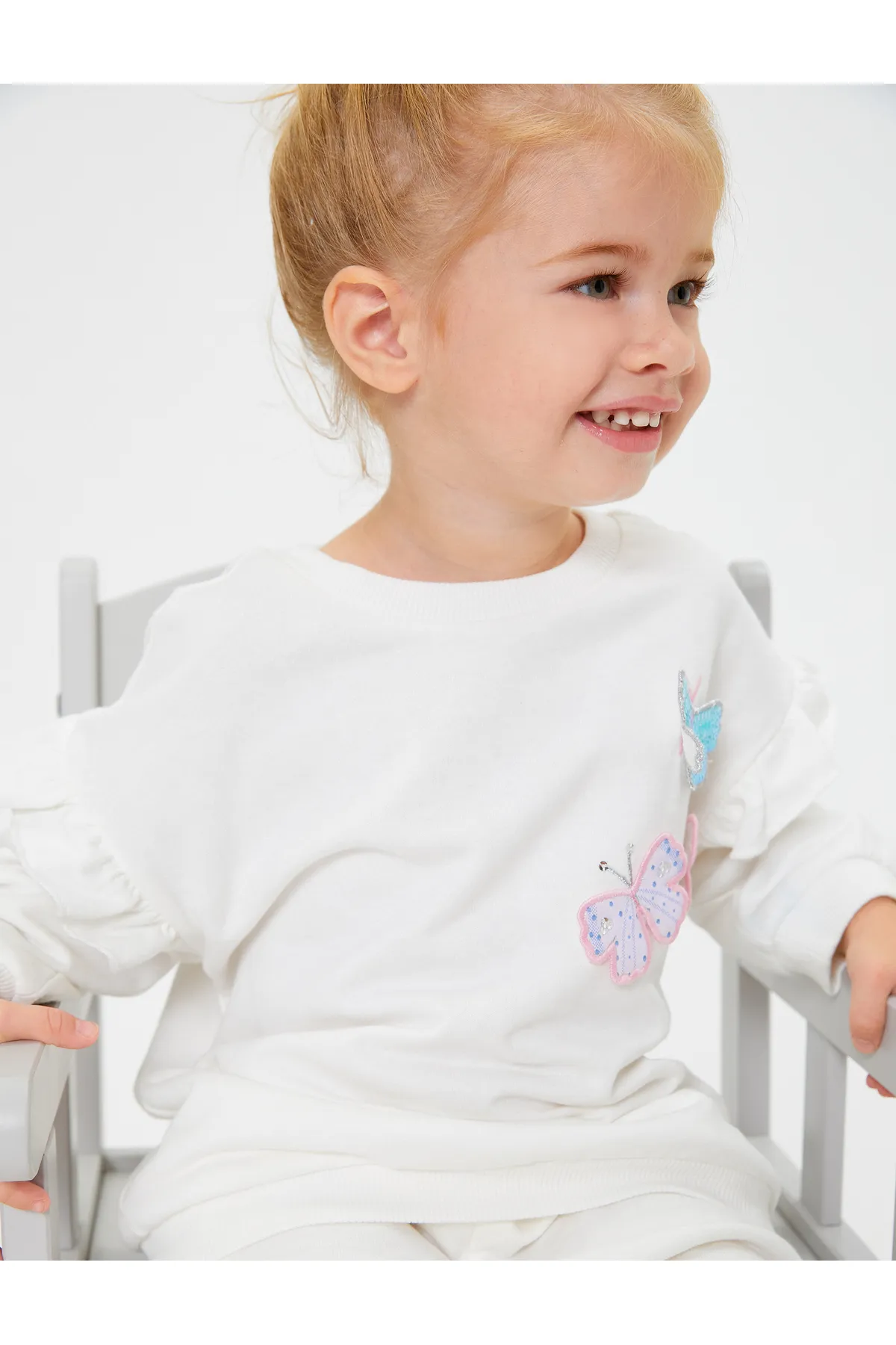 Koton  Sweatshirt aus roségoldener Baumwolle mit Schmetterlingsapplikation und Rüschendetail