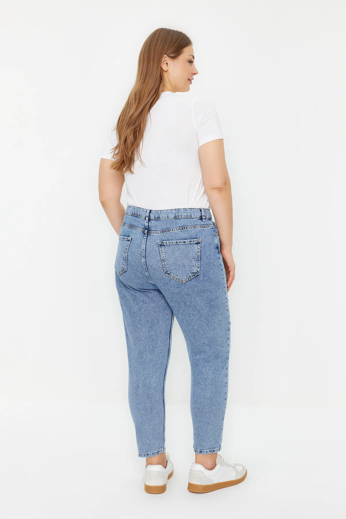 Trendyol Curve  Hellblaue High-Bel-Mom-Jeans TBBAW24CJ00075