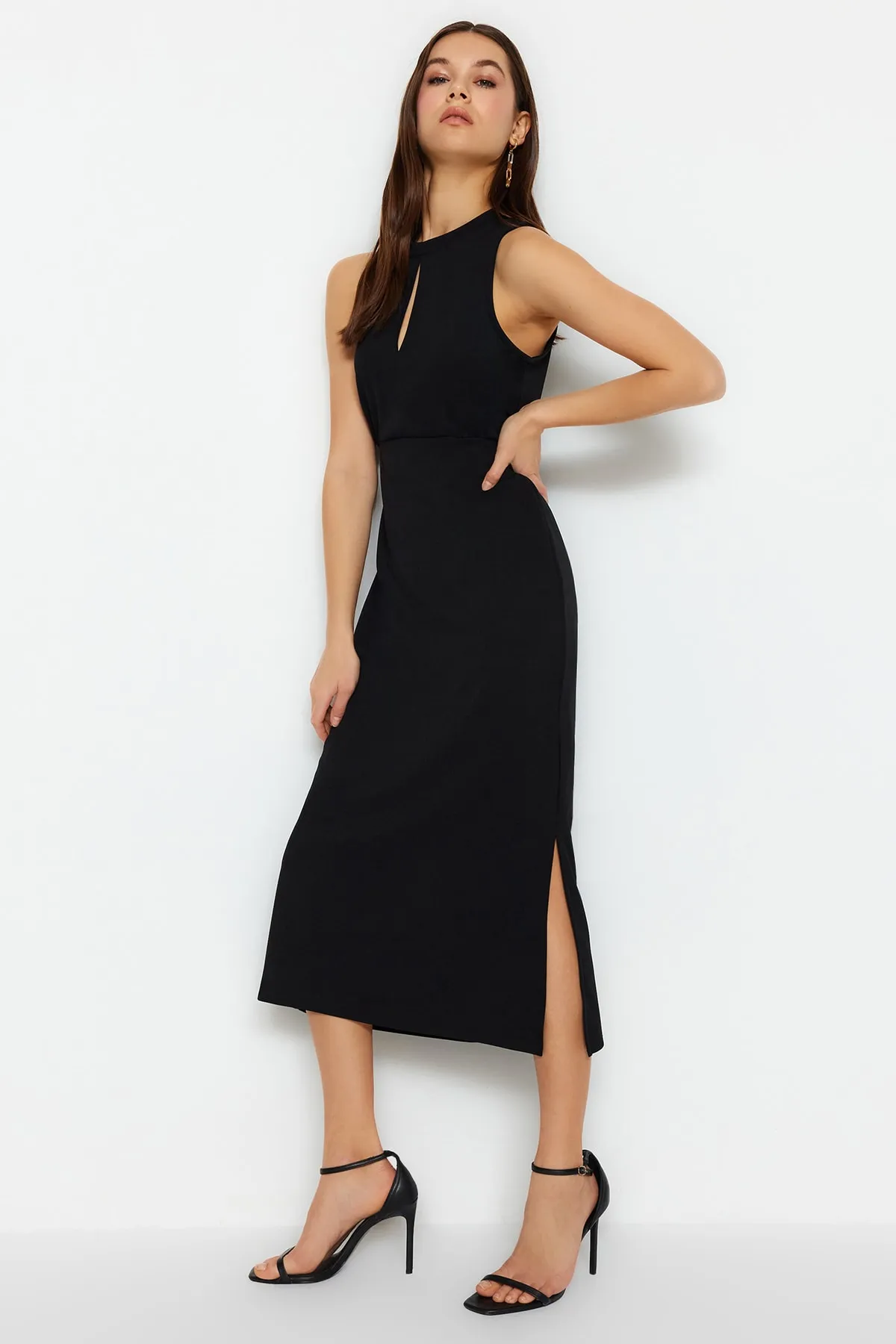 Trendyol Collection  Schwarzes, figurbetontes Strick-Bleistiftkleid mit Cut-Out-Details und Stehkragen TWOSS23EL02166