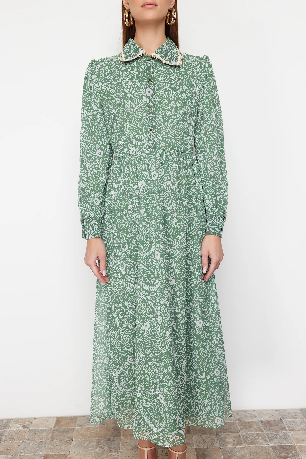 Trendyol Modest  Grünes Kleid aus Chiffon mit Blumenkragen und detailliertem Futter TCTSS24EB00033