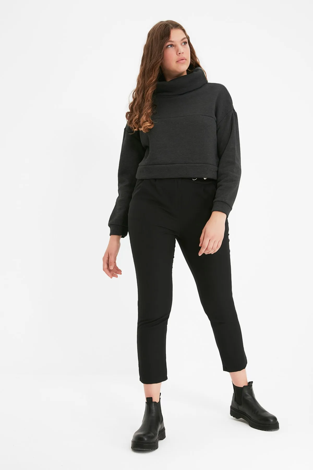 Trendyol Collection  Gewebte, plissierte Hose mit schwarzem Gürtel und Zigarette, schmales Bein, TWOSS20PL0131