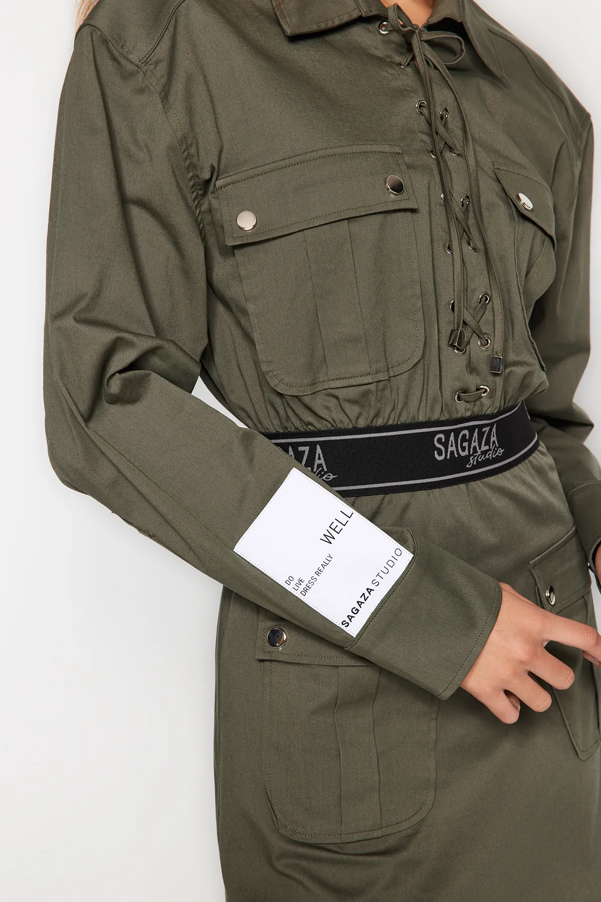 Trendyol Collection  X Sagaza Studio Khaki-Popeline-Kleid mit elastischer Taille TCLAW24EL00007
