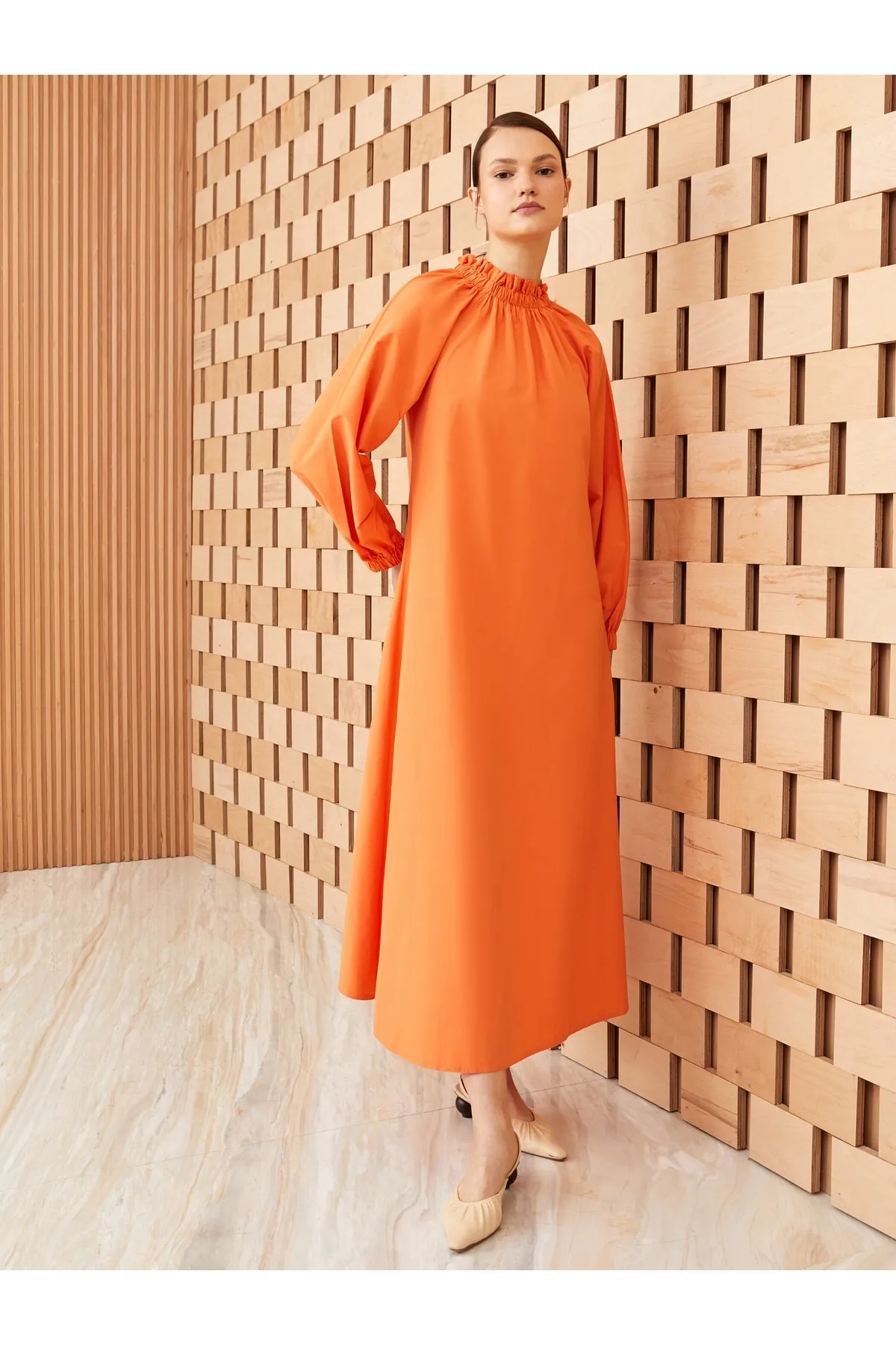 LC Waikiki  Gerades, langärmliges Damenkleid aus Popeline mit Bindekragen