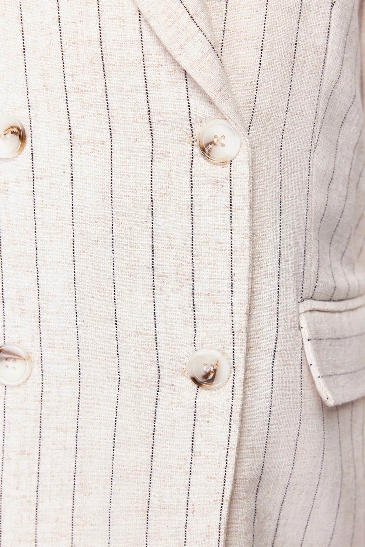 Trendyol Collection  Beige gestreifte zweireihige Blazerjacke aus gewebtem Baumwollleinen mit Verschluss TWOSS24BC00016