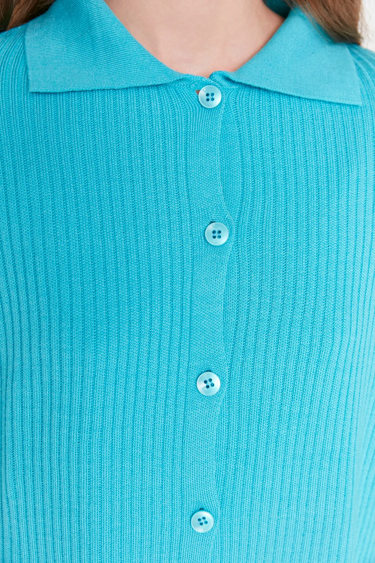 Trendyol Modest  Türkisfarbenes Strickset aus Cardigan und Hose mit Schlitzdetail TCTAW23US00028