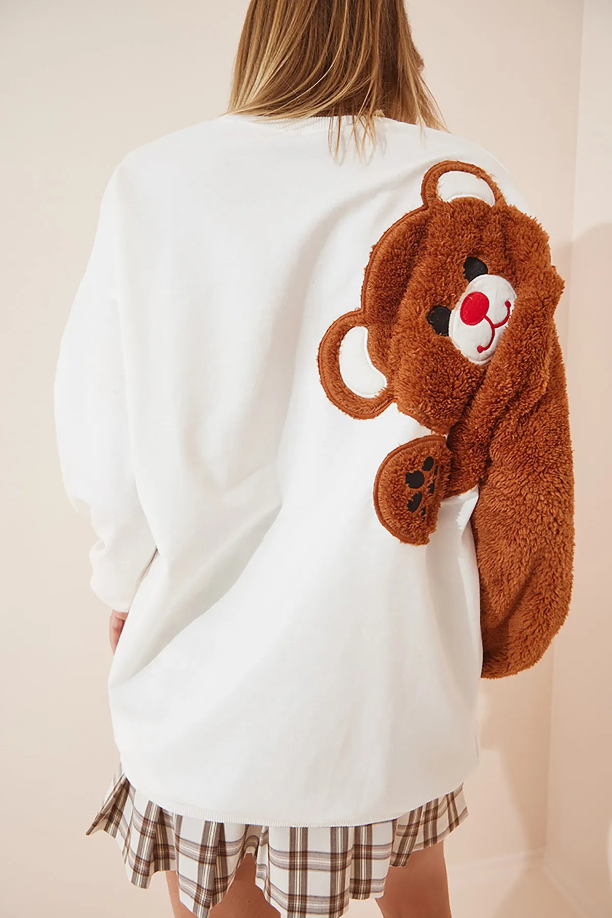 Happiness İstanbul  Weißes, langes Damen-Sweatshirt mit Teddybär-Print AP00165