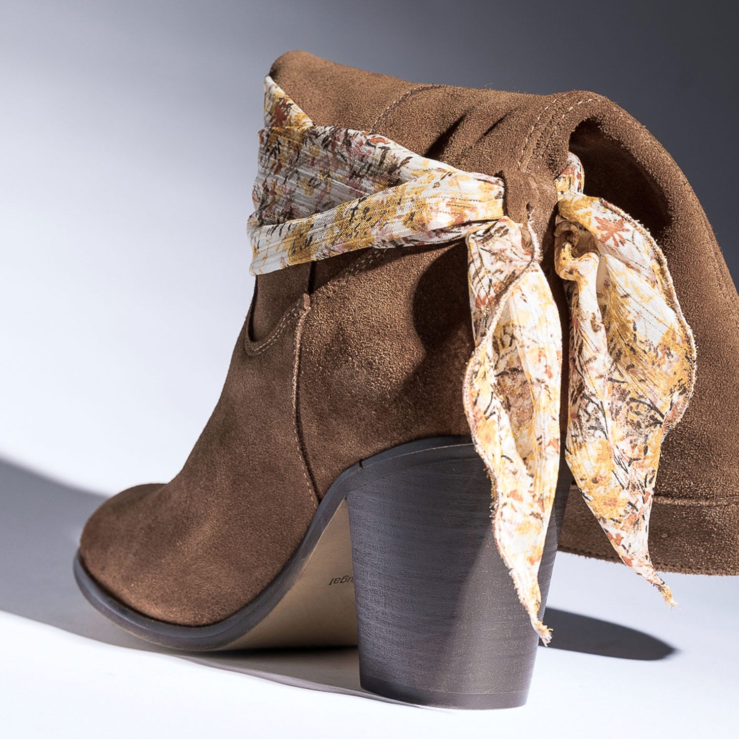 Botte courte TEXTO camel en cuir velours avec ruban