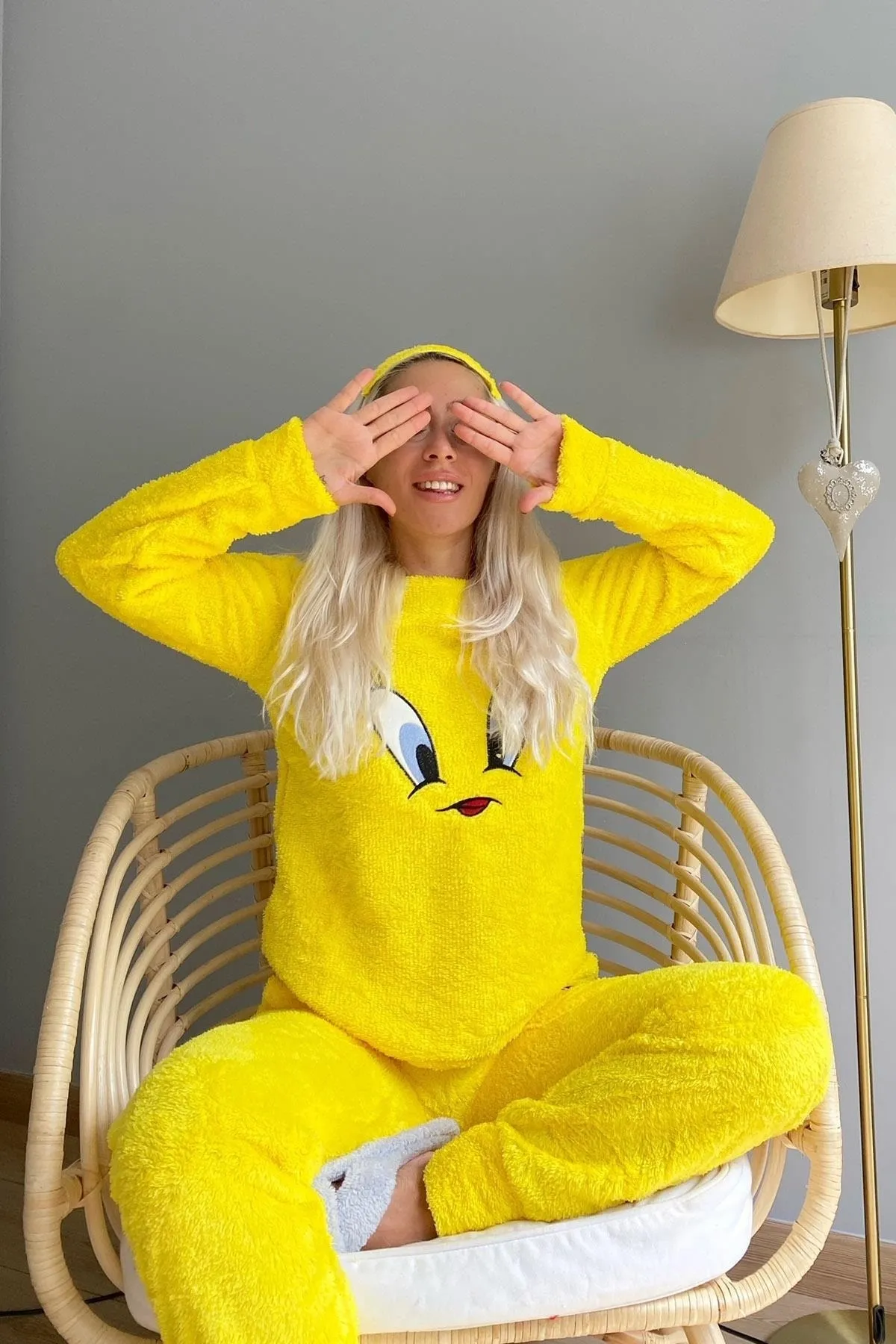 Pijamaevi  Pyjama-Set aus Vollplüsch mit gelbem Vogelmuster