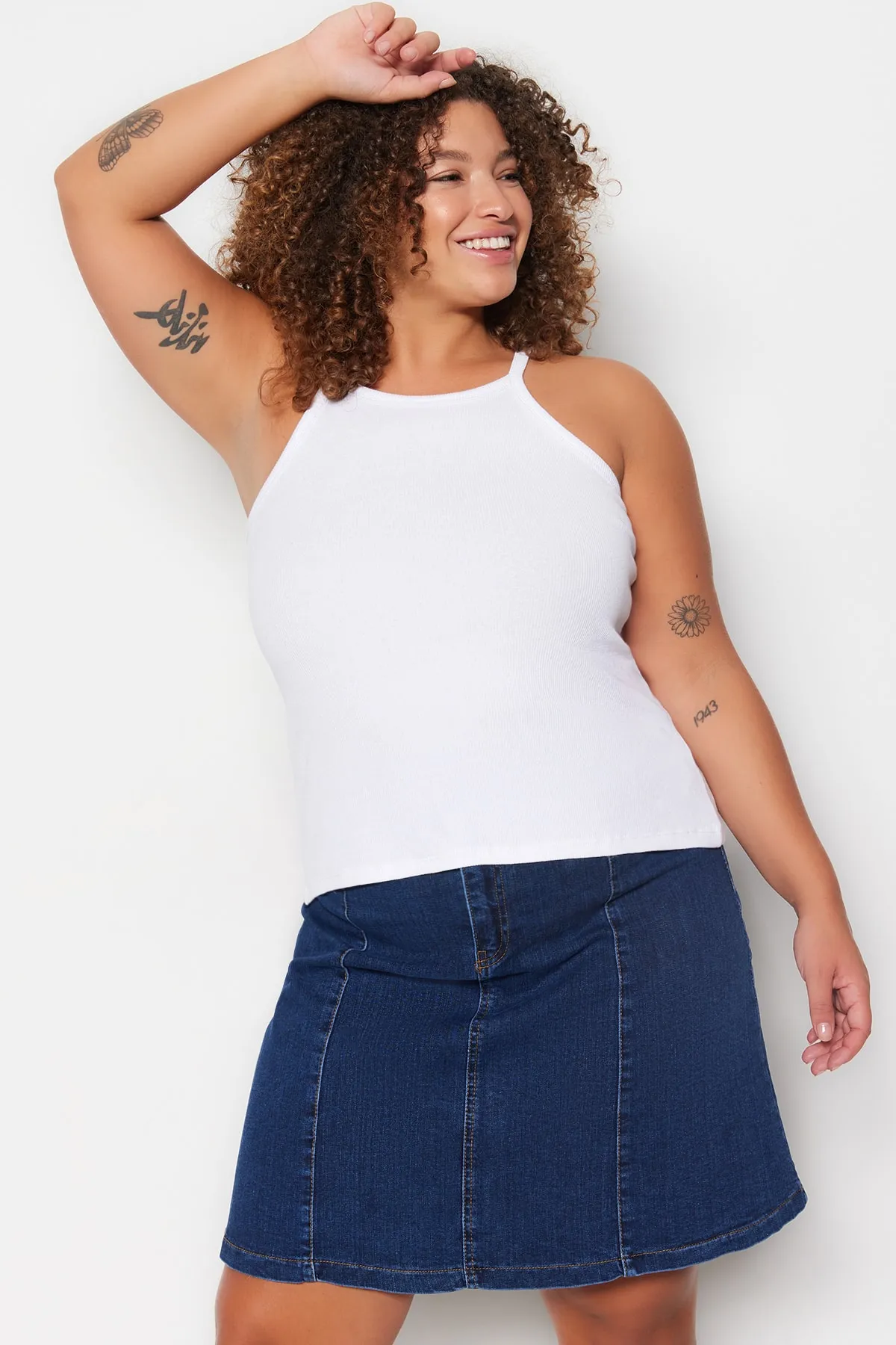 Trendyol Curve  Weißes Basic-Strick-Tanktop mit Neckholder-Kragen TBBSS23CV00000
