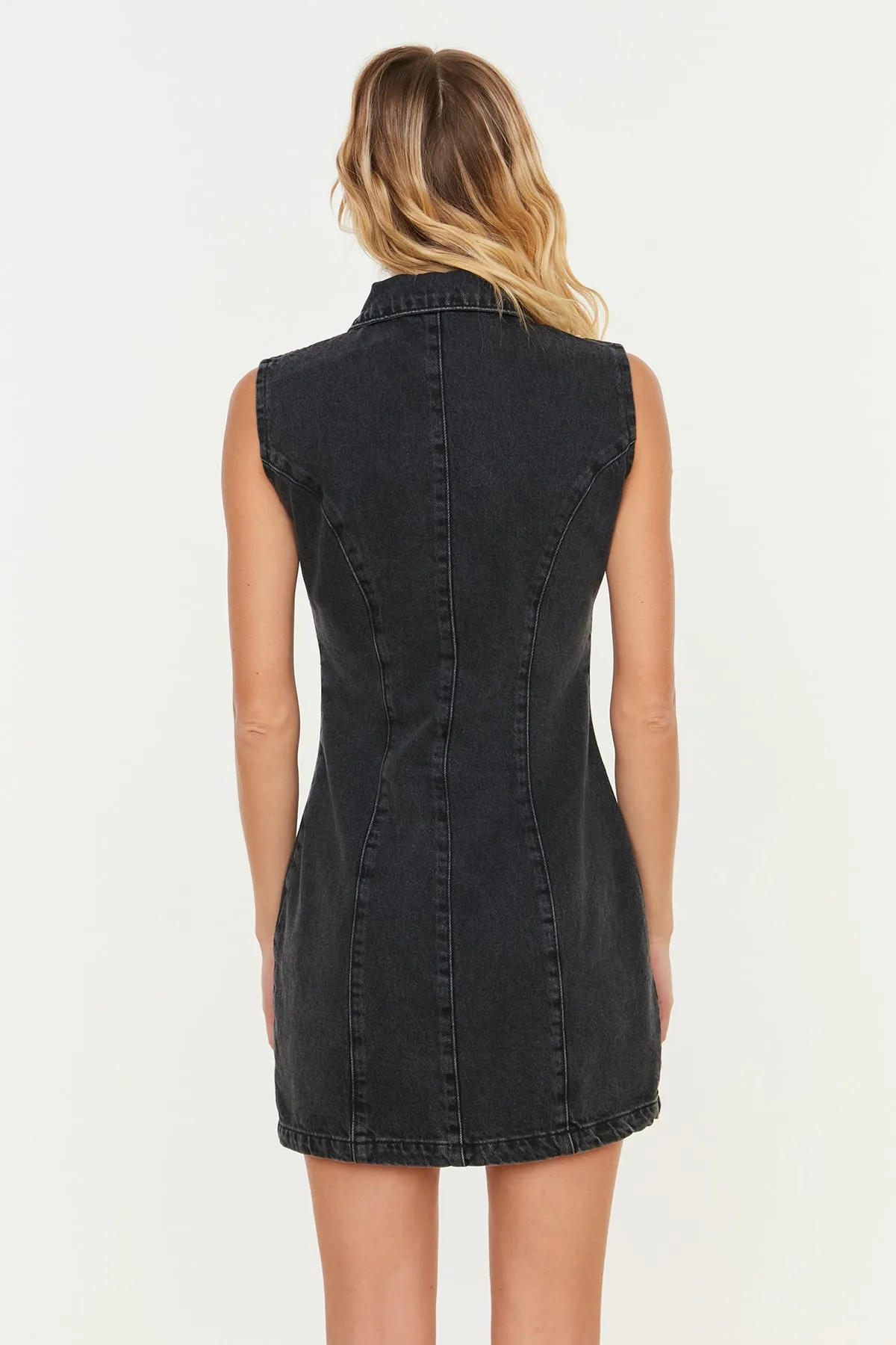 Trendyol Collection  Schwarzes Mini-Jeanskleid mit Reißverschluss und Details TWOSS21EL3009