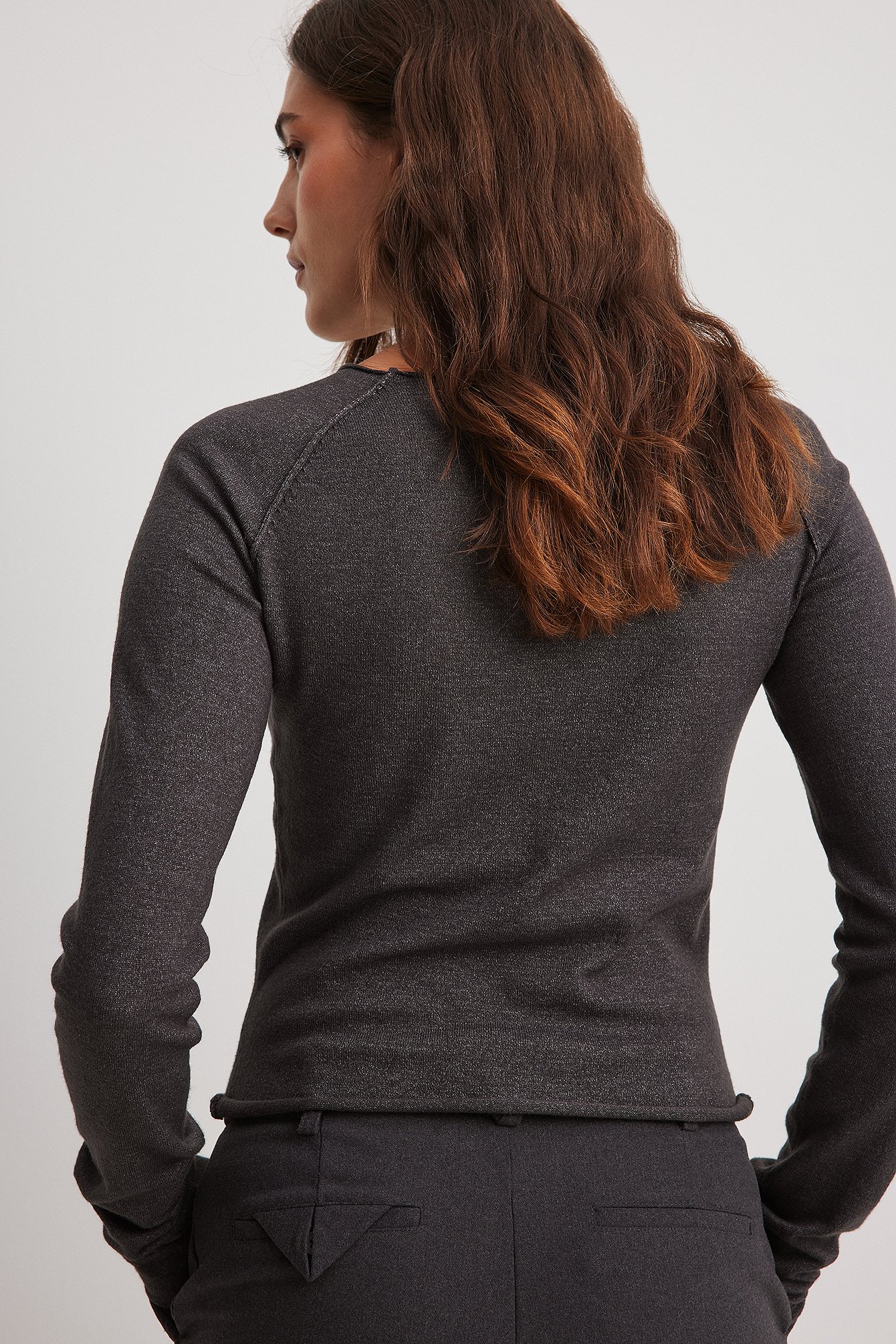 Dünngestrickter Pullover mit grobem Saum