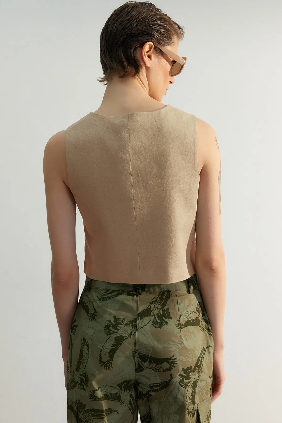 Trendyol Collection  Beige taillierte Weste mit Knöpfen und detailliertem, bauchfreiem, gewebtem Leinen-Look TWOSS23YE00016