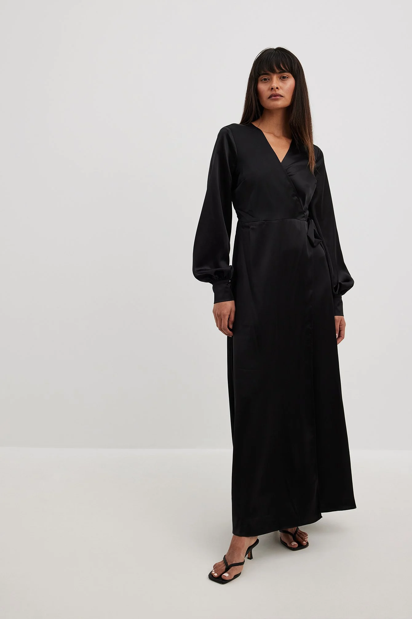 Wickel-Satin-Maxikleid mit langen Ärmeln