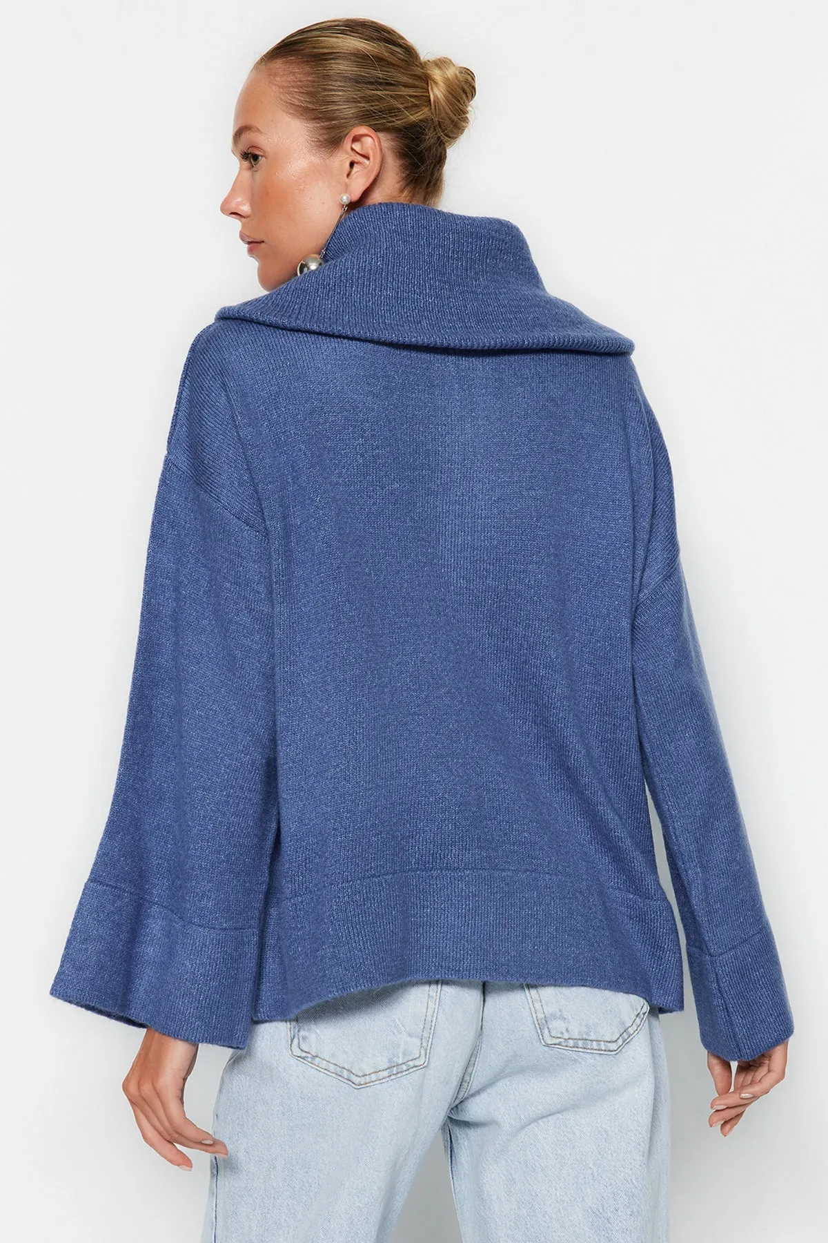 Trendyol Collection  Blauer, weich strukturierter Basic-Strickpullover mit weiter Passform TWOAW23KZ00236