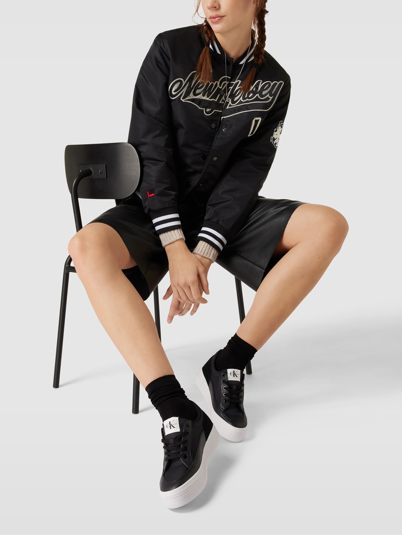 Plateau-Sneaker mit Label-Details in schwarz