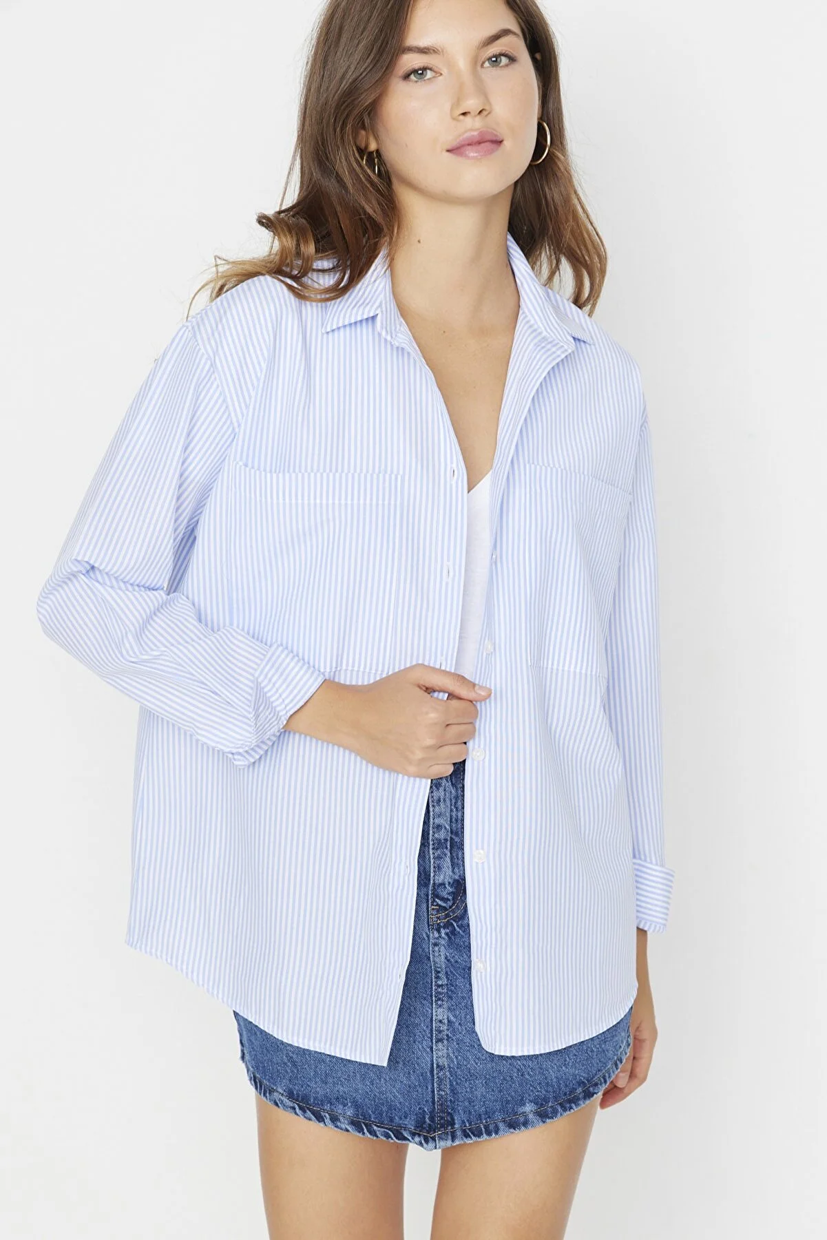 Trendyol Collection  Blau gestreiftes, gewebtes Hemd in Übergröße/weiter Passform mit Taschendetail TWOAW23GO00359