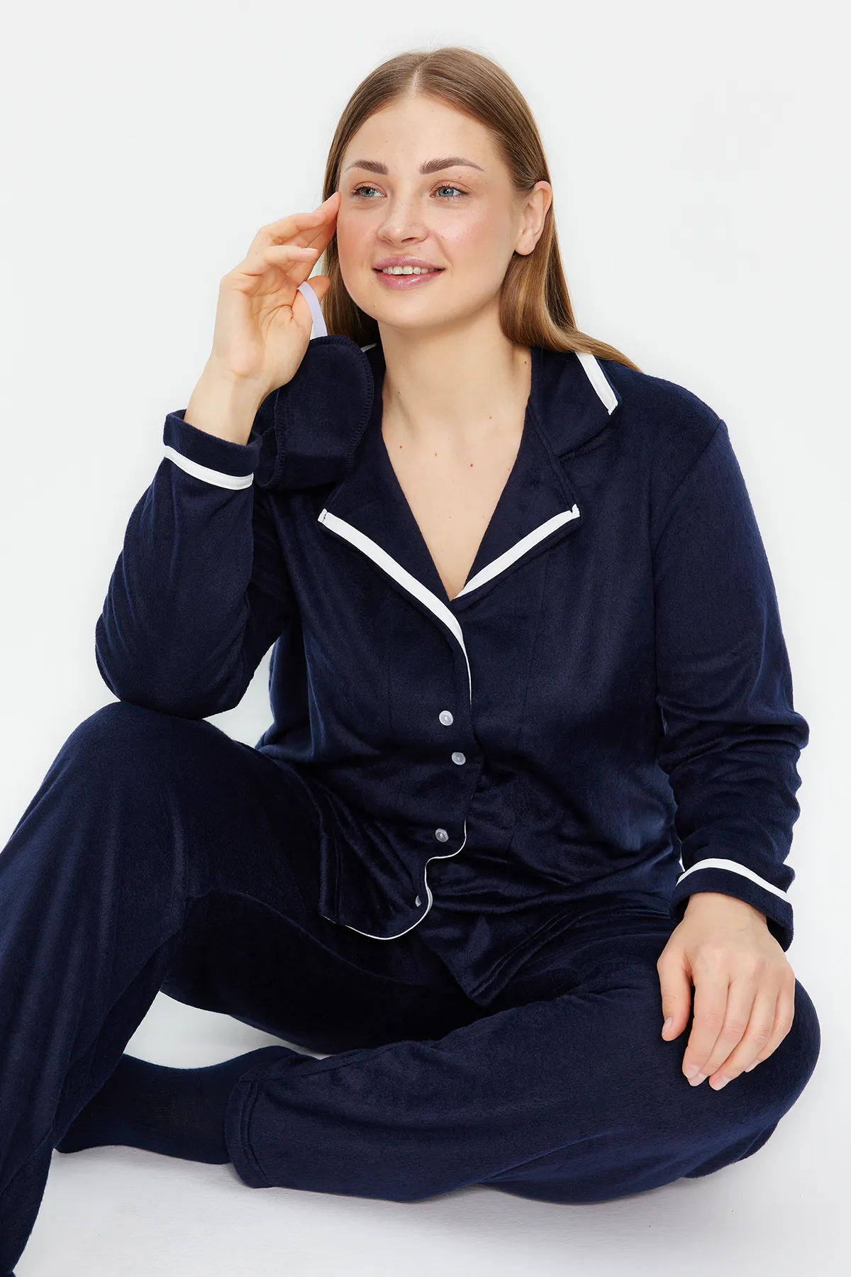 Trendyol Curve  Marineblaues Fleece-Schlafanzug-Set mit gestreiftem Strickmuster TBBAW24AI00041