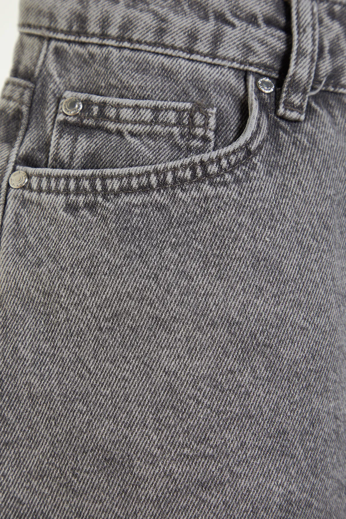 Trendyol Collection  Graue Mini-Shorts aus gewebtem Denim aus 100 % Baumwolle und Bermuda TBESS23SR00030