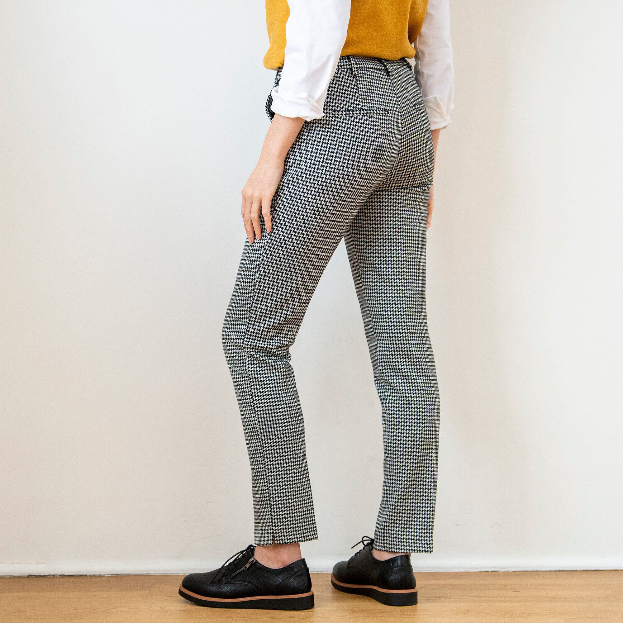 Pantalon fuselé imprimé pied-de-poule