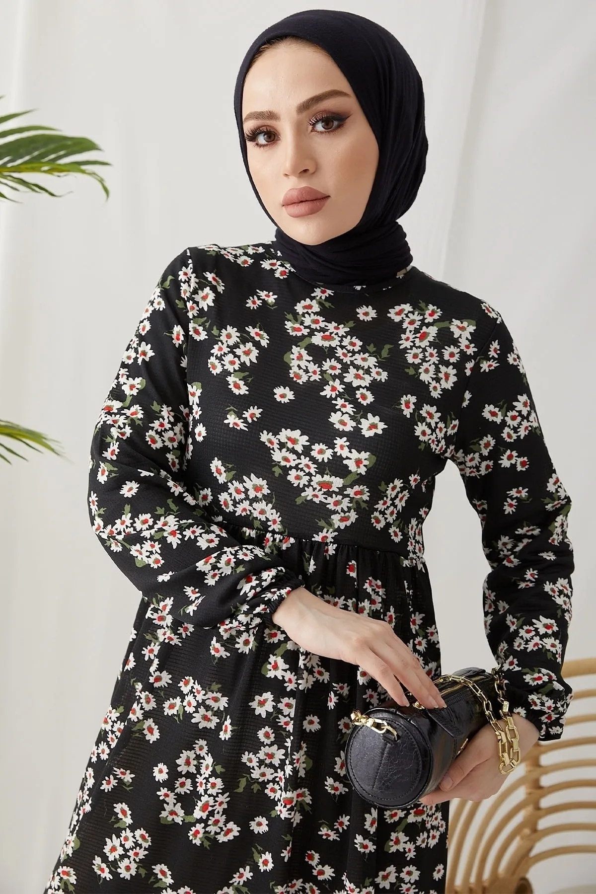InStyle  Lesa Hijab-Kleid mit Blumenstrohgürtel – Schwarz