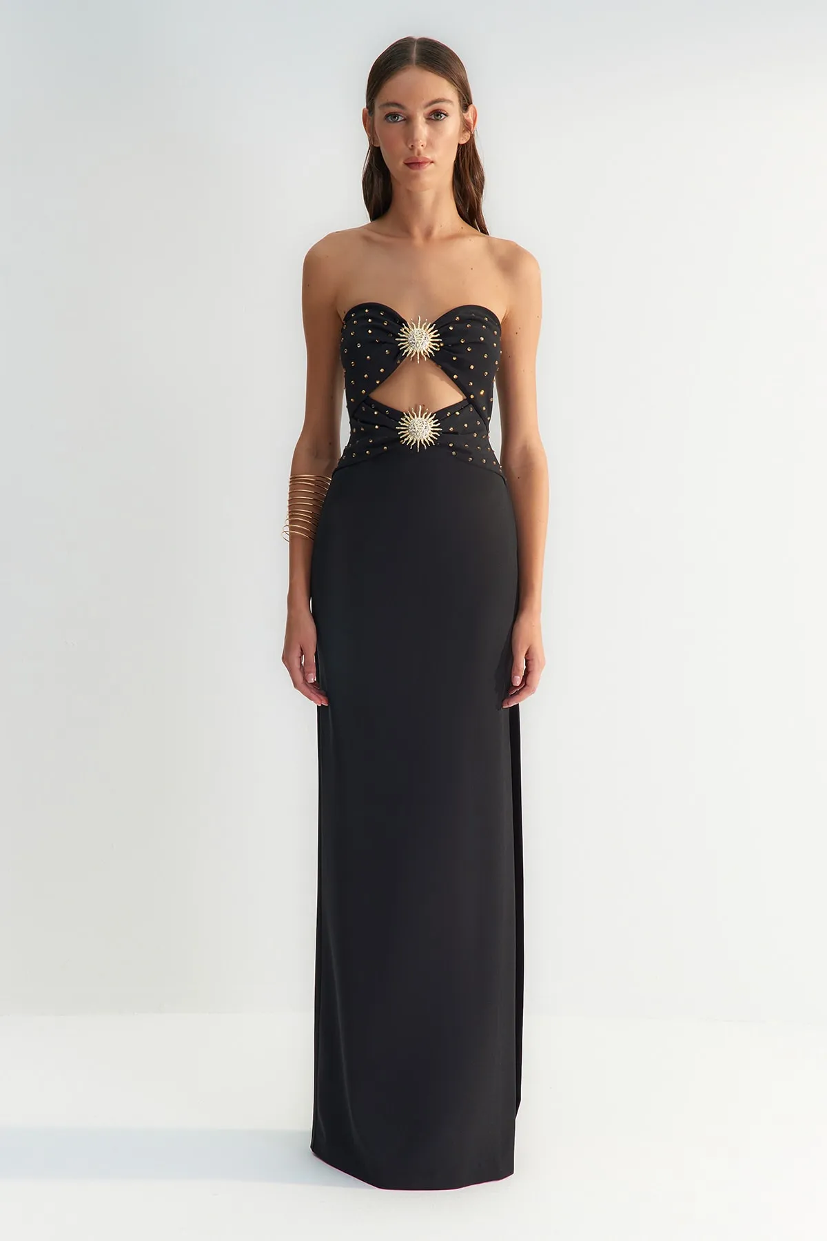 Trendyol Collection  X Zeynep Tosun Schwarzes, figurbetontes Kleid mit Sonnen-Accessoire-Details und glänzendem Schmucksteinbesatz TCLSS23AE00008