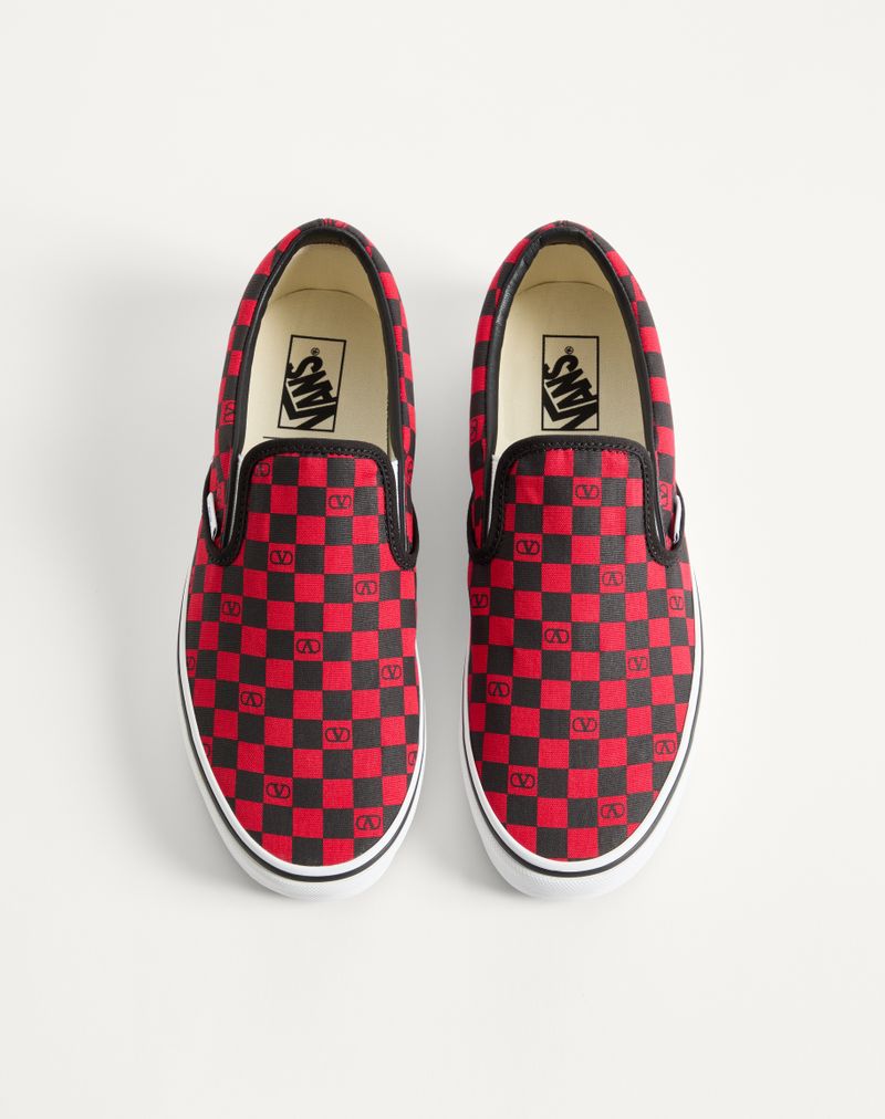 Tênis slip-on Valentino Garavani e Vans em tecido com estampa xadrez do logo V.