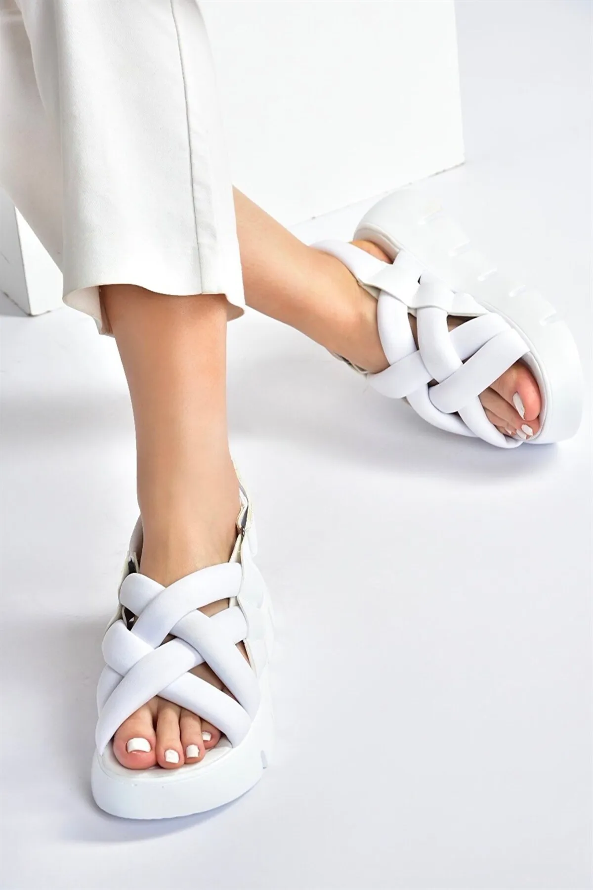 Fox Shoes  Weiße Stoff-Damensandalen mit dicker Sohle M267083104