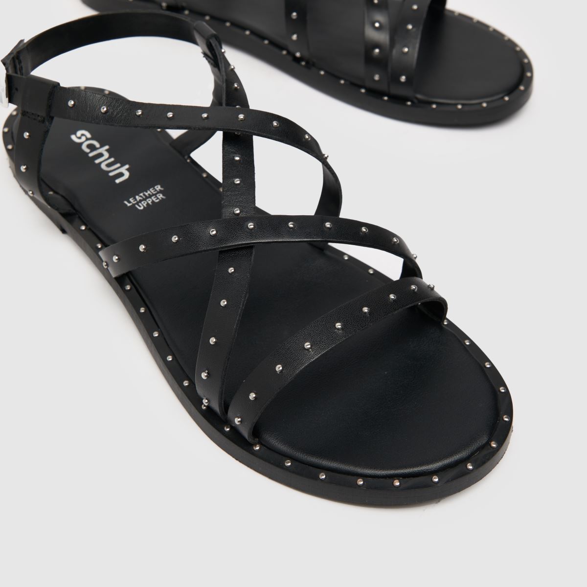 Schuh Tadlow szegecses lapos talpú szandál fekete színben
